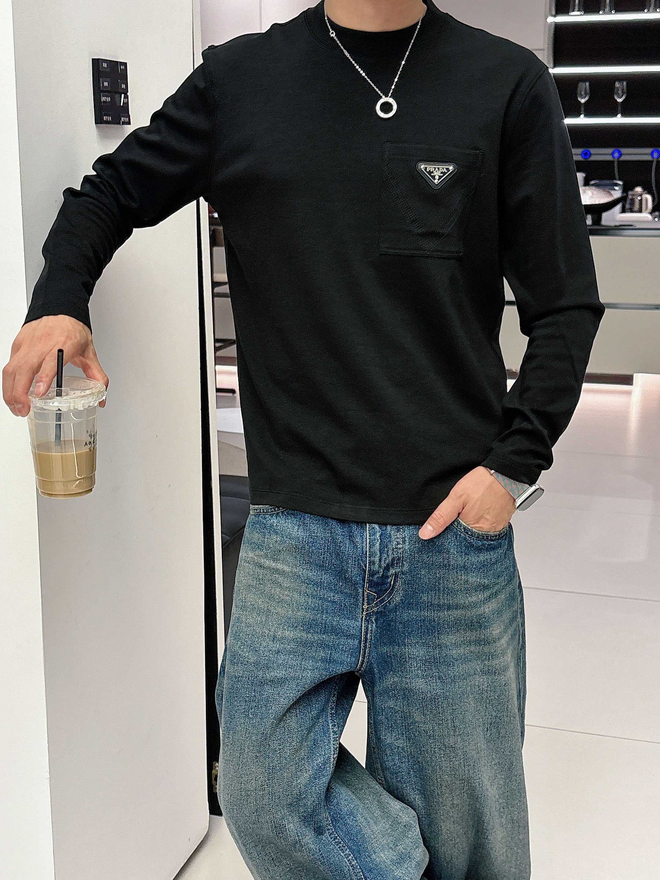 普拉达2025秋冬新款，定制面料，定制logo，舒适性与透气性兼优，柔软抗皱弹性和垂性极佳，无论是单穿或