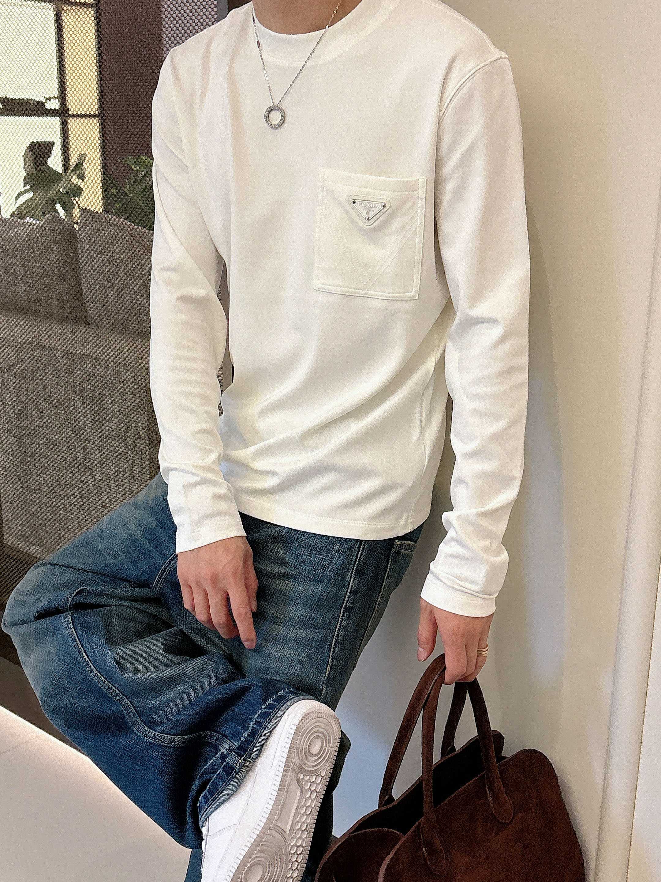 普拉达2025秋冬新款，定制面料，定制logo，舒适性与透气性兼优，柔软抗皱弹性和垂性极佳，无论是单穿或