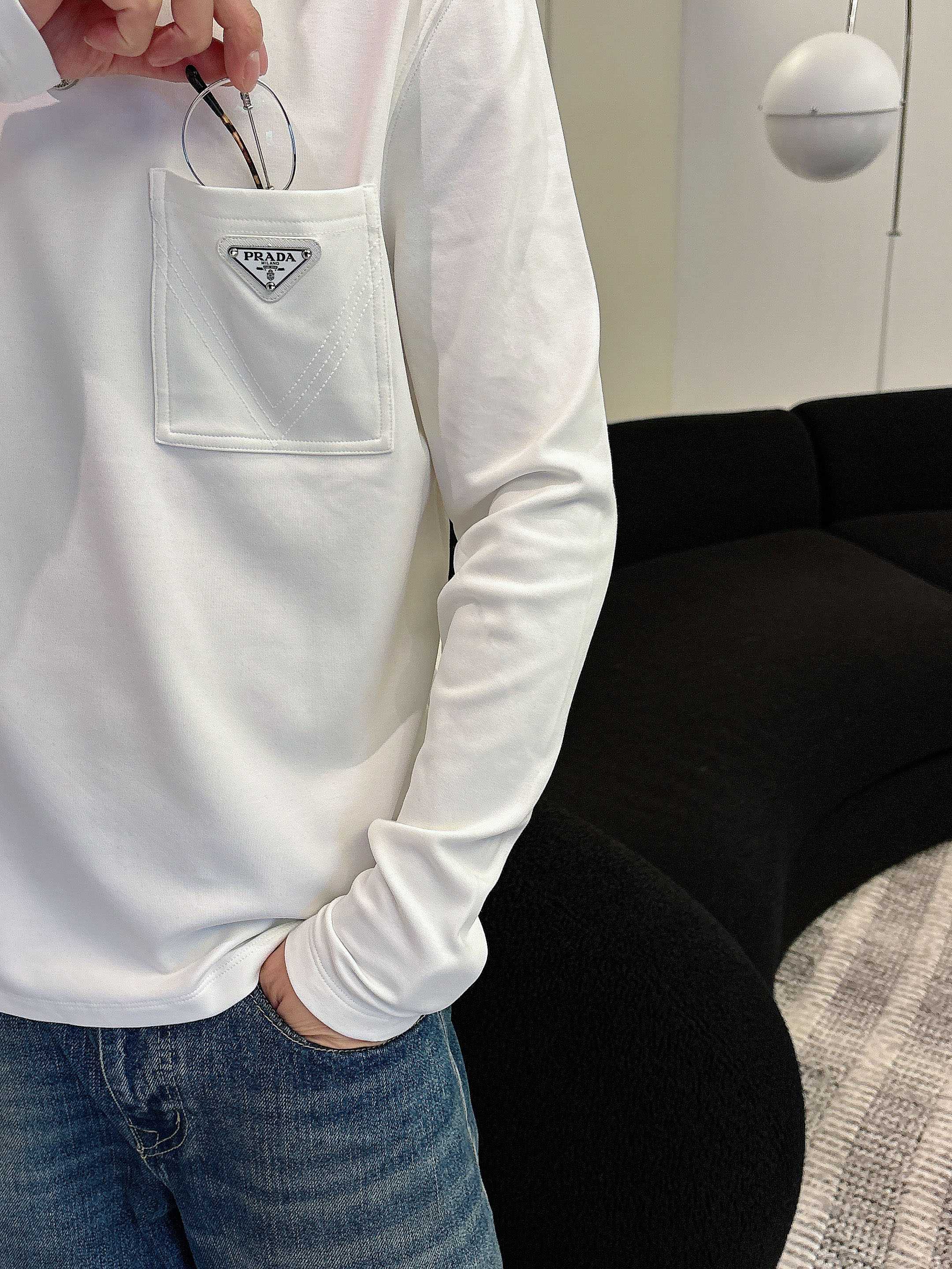 普拉达2025秋冬新款，定制面料，定制logo，舒适性与透气性兼优，柔软抗皱弹性和垂性极佳，无论是单穿或