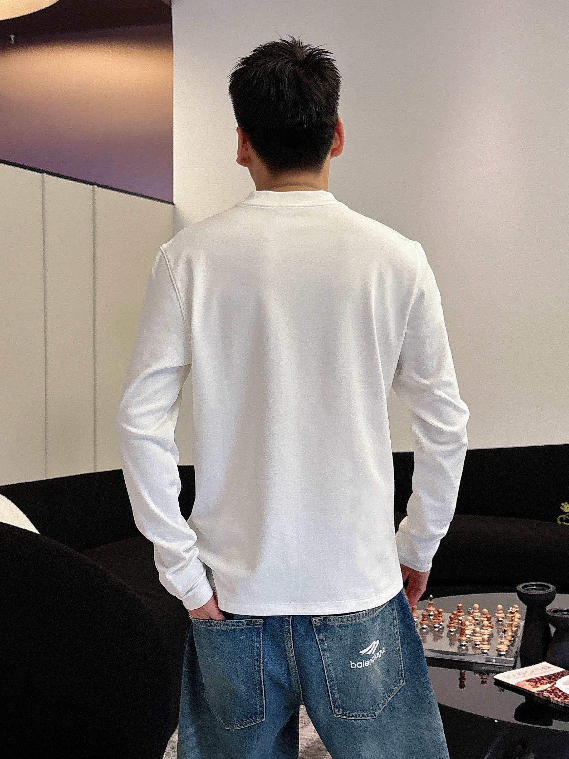 普拉达2025秋冬新款，定制面料，定制logo，舒适性与透气性兼优，柔软抗皱弹性和垂性极佳，无论是单穿或