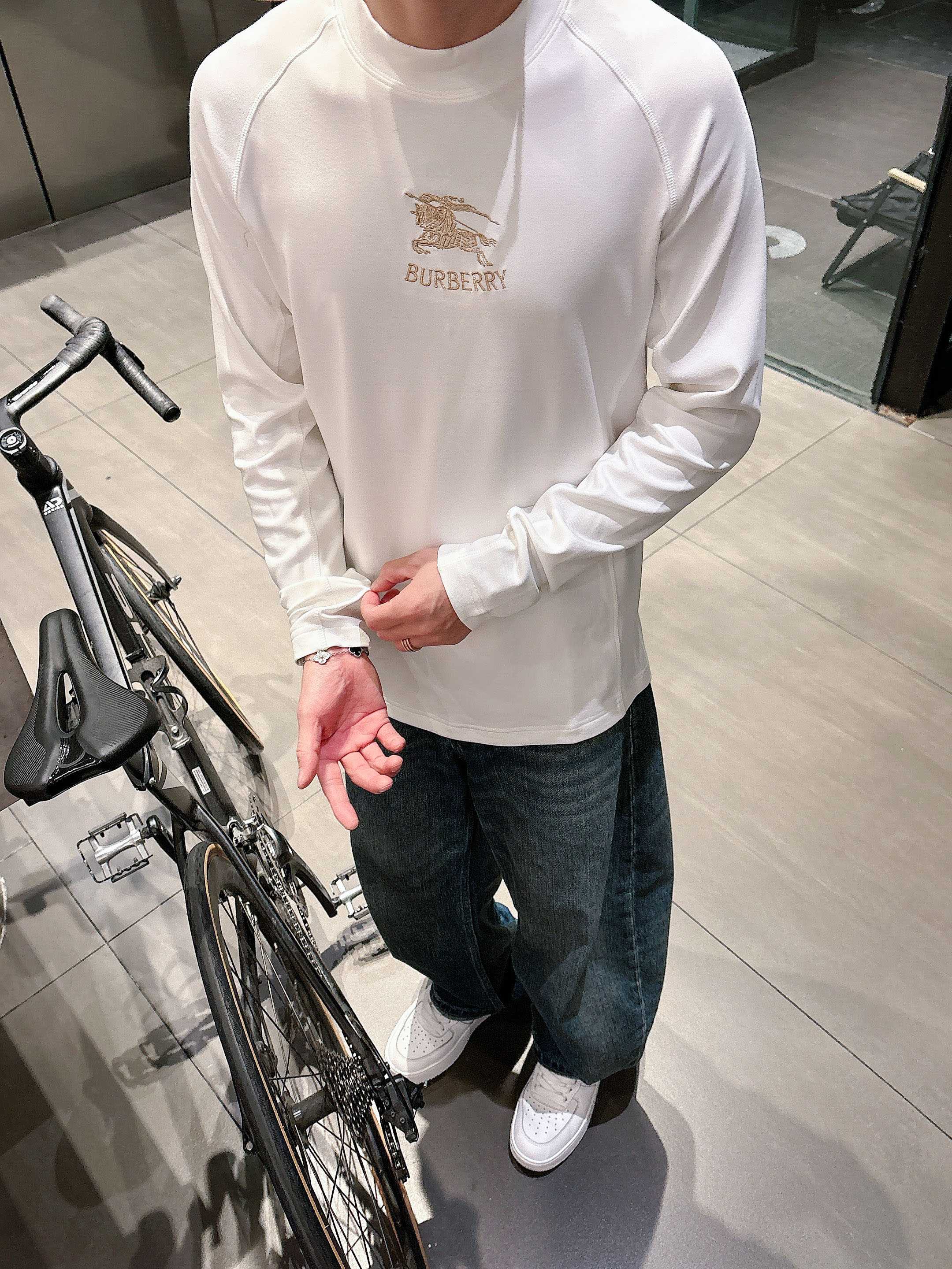 巴宝莉2025秋冬新款，定制面料，独特工艺logo，舒适性与透气性兼优，柔软抗皱弹性和垂性极佳，无论是单