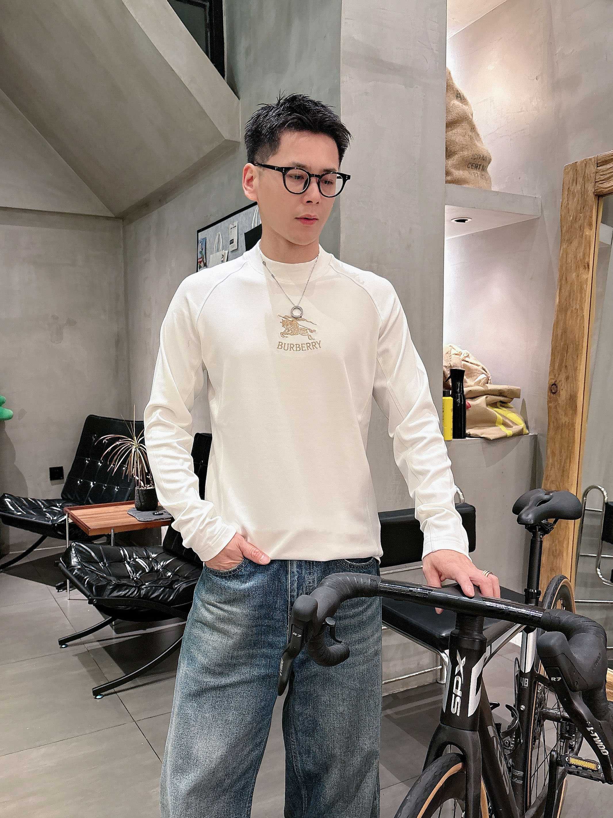 巴宝莉2025秋冬新款，定制面料，独特工艺logo，舒适性与透气性兼优，柔软抗皱弹性和垂性极佳，无论是单