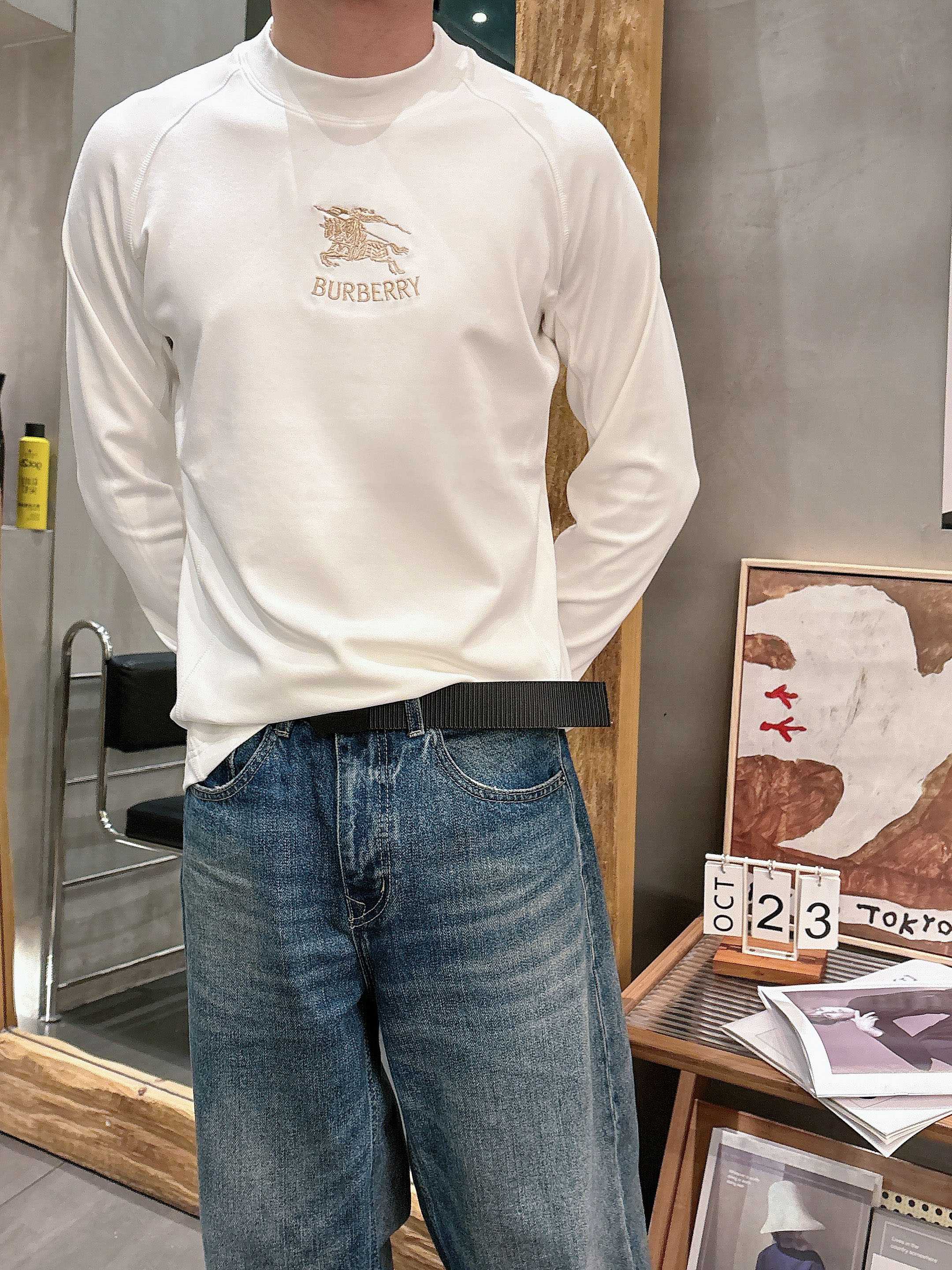 巴宝莉2025秋冬新款，定制面料，独特工艺logo，舒适性与透气性兼优，柔软抗皱弹性和垂性极佳，无论是单