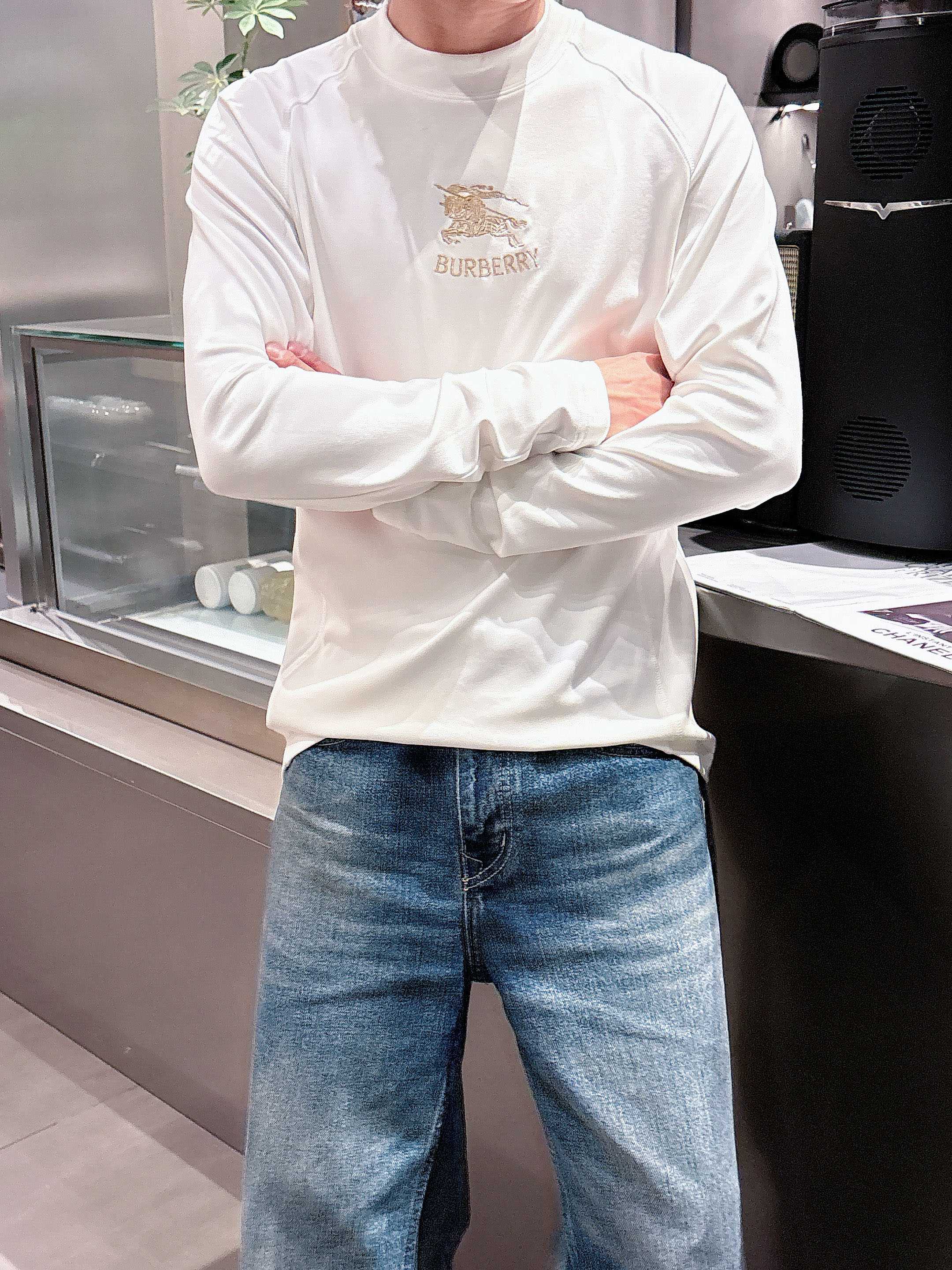 巴宝莉2025秋冬新款，定制面料，独特工艺logo，舒适性与透气性兼优，柔软抗皱弹性和垂性极佳，无论是单