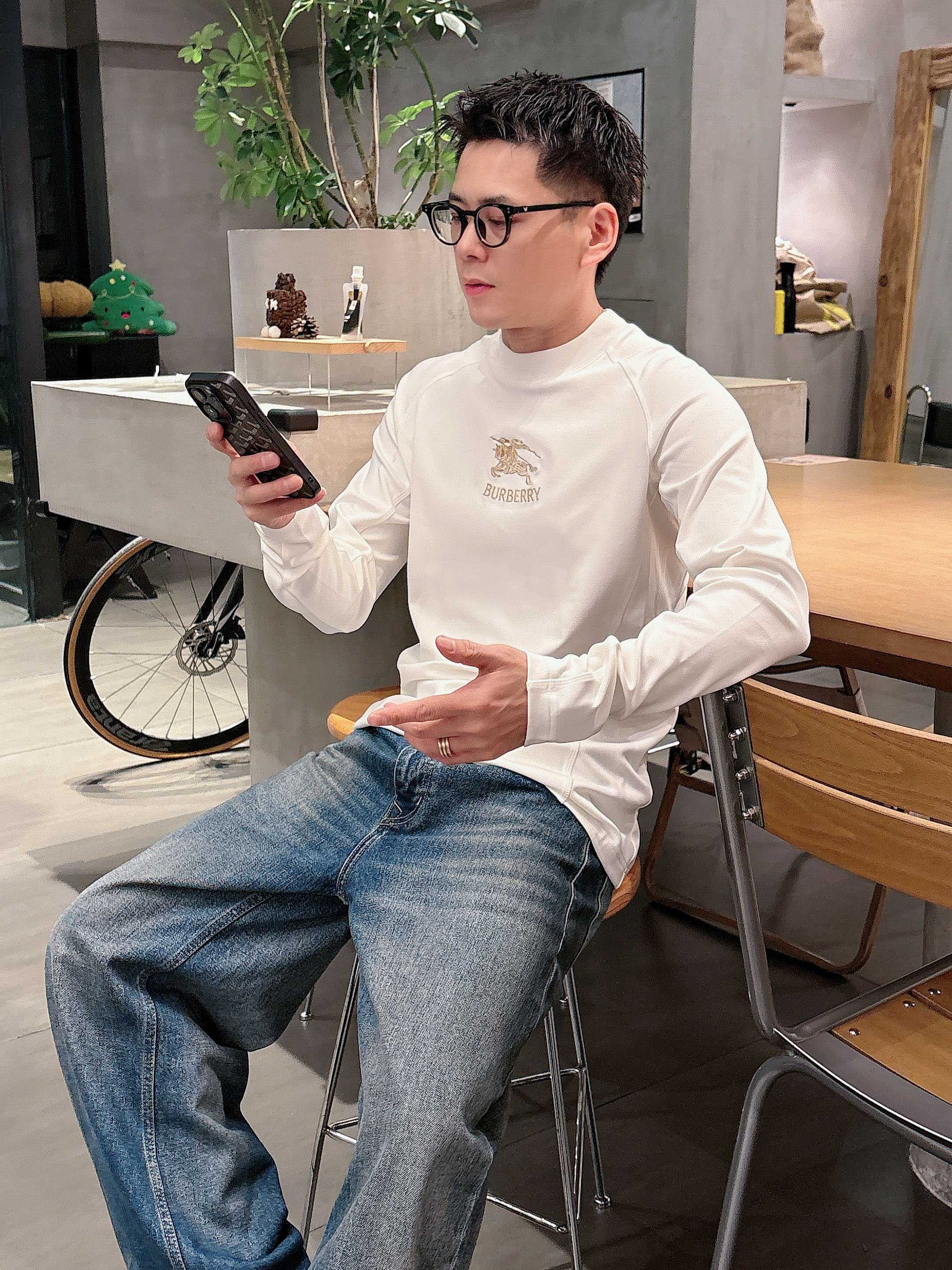 巴宝莉2025秋冬新款，定制面料，独特工艺logo，舒适性与透气性兼优，柔软抗皱弹性和垂性极佳，无论是单