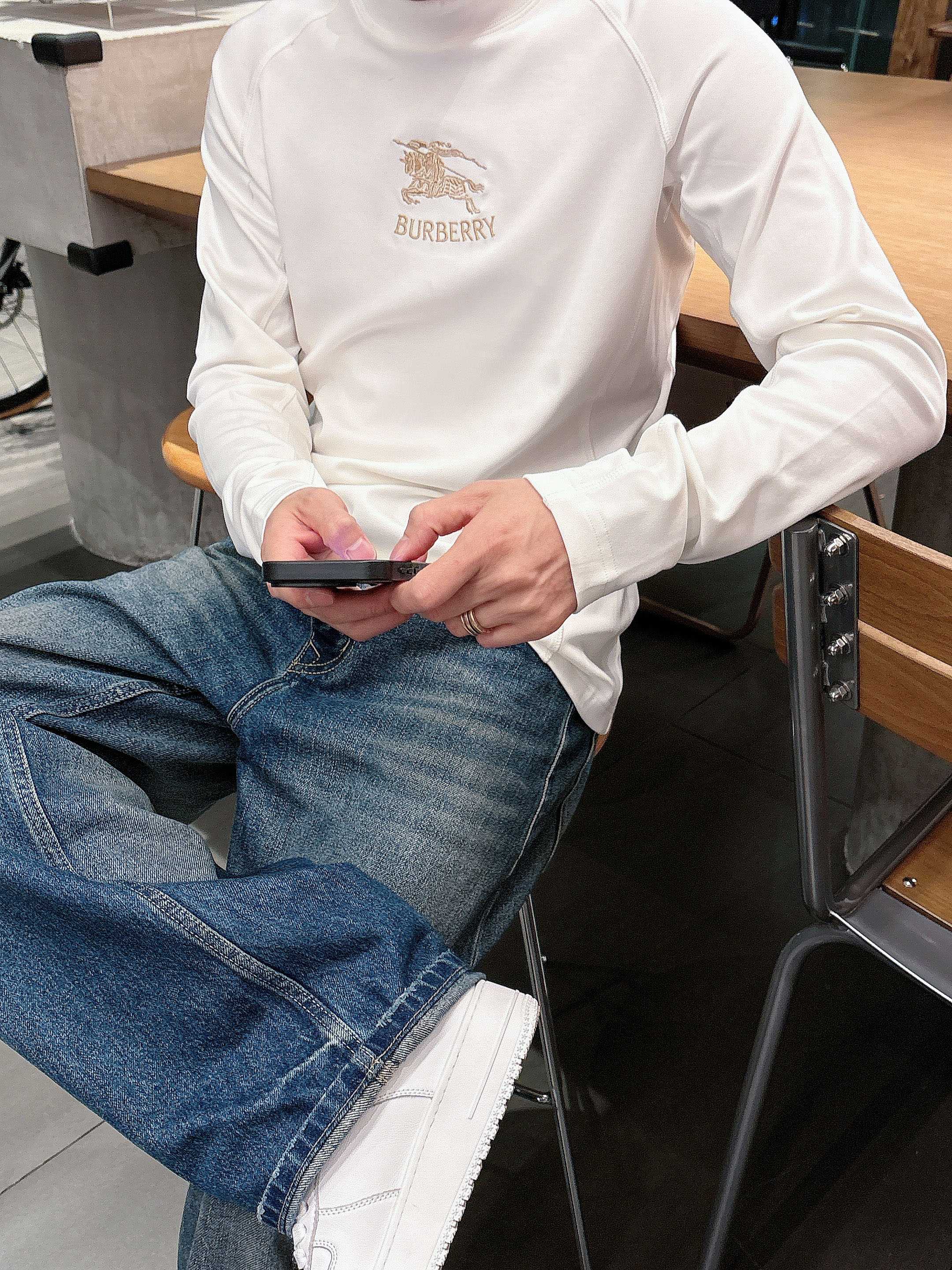 巴宝莉2025秋冬新款，定制面料，独特工艺logo，舒适性与透气性兼优，柔软抗皱弹性和垂性极佳，无论是单