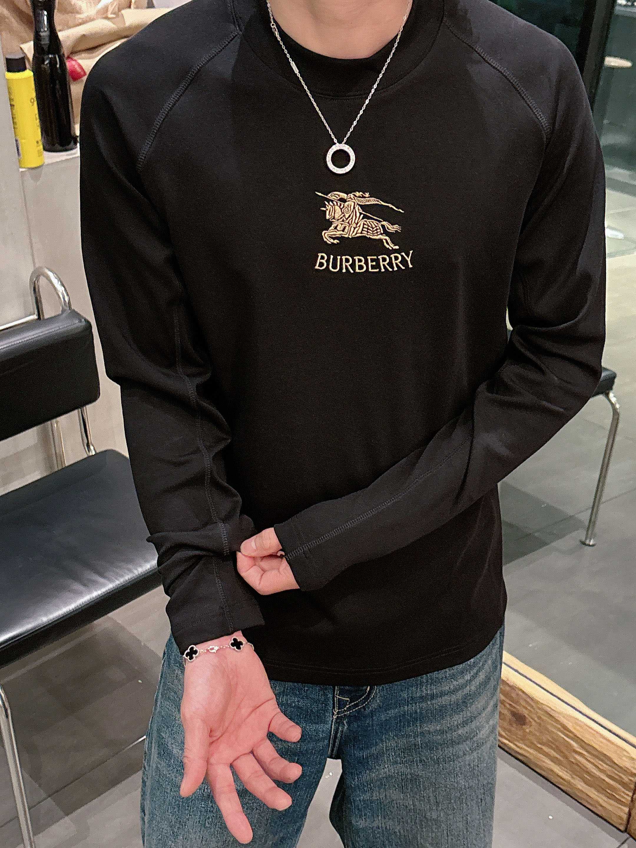 巴宝莉2025秋冬新款，定制面料，独特工艺logo，舒适性与透气性兼优，柔软抗皱弹性和垂性极佳，无论是单