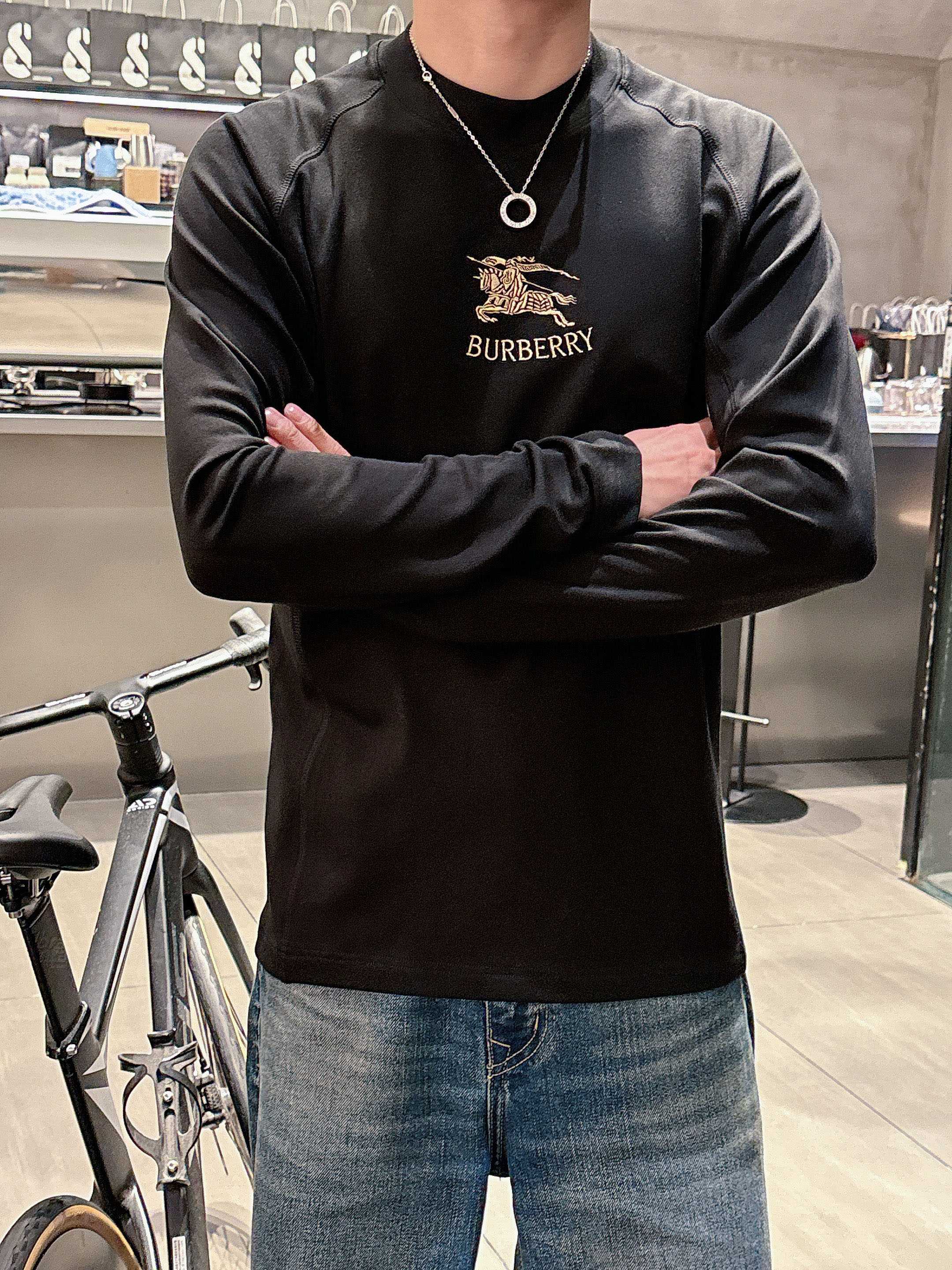 巴宝莉2025秋冬新款，定制面料，独特工艺logo，舒适性与透气性兼优，柔软抗皱弹性和垂性极佳，无论是单