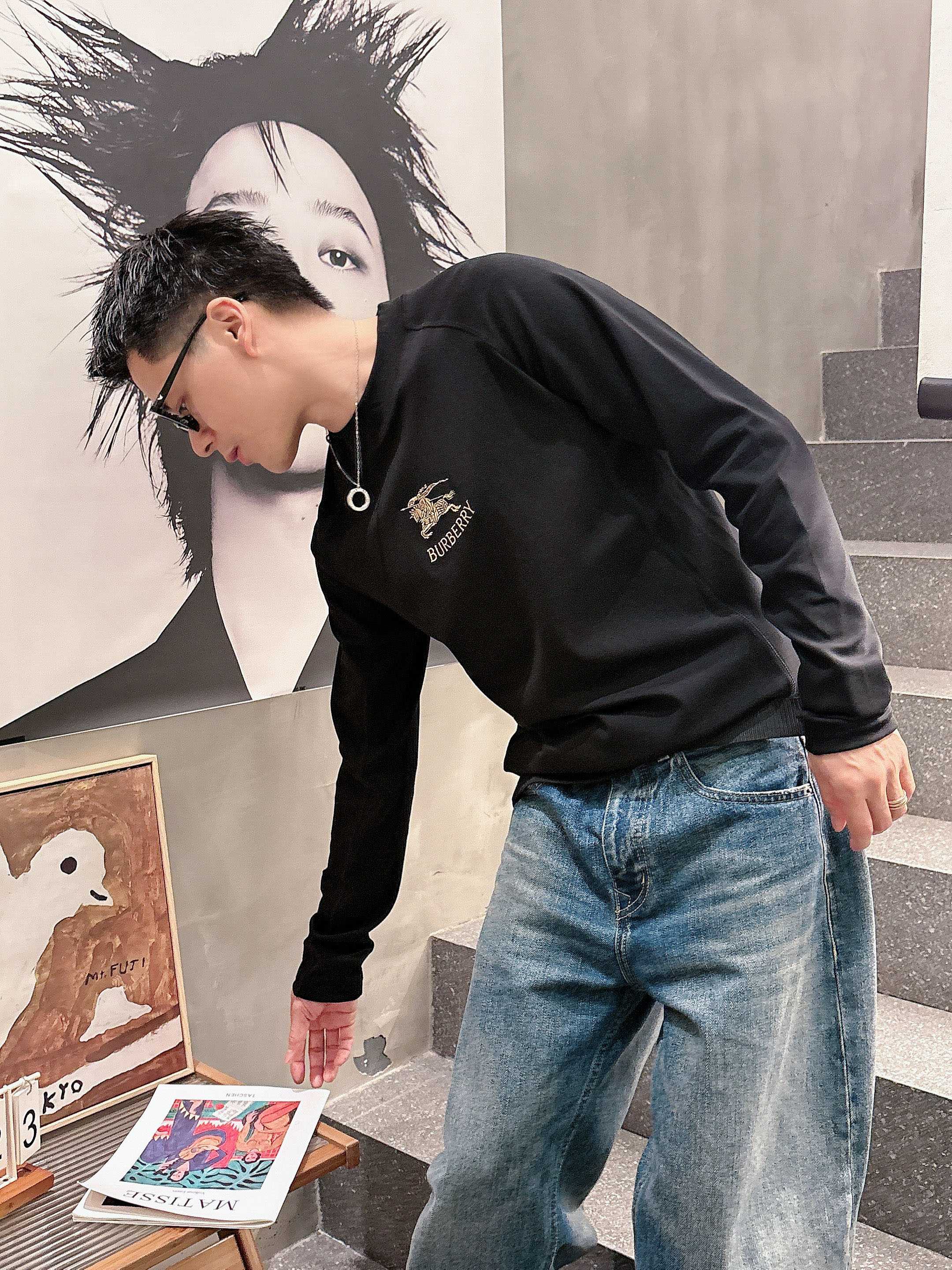 巴宝莉2025秋冬新款，定制面料，独特工艺logo，舒适性与透气性兼优，柔软抗皱弹性和垂性极佳，无论是单