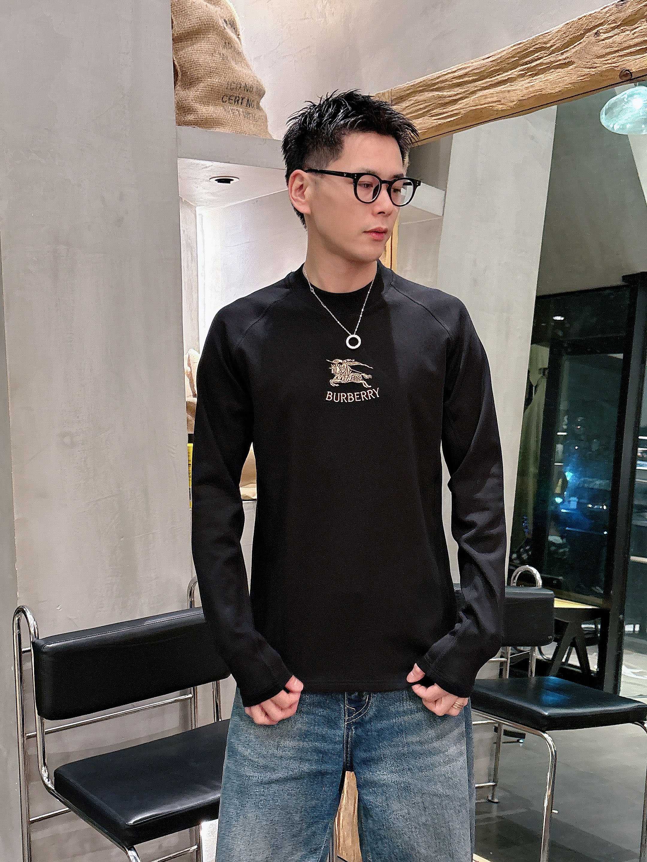 巴宝莉2025秋冬新款，定制面料，独特工艺logo，舒适性与透气性兼优，柔软抗皱弹性和垂性极佳，无论是单