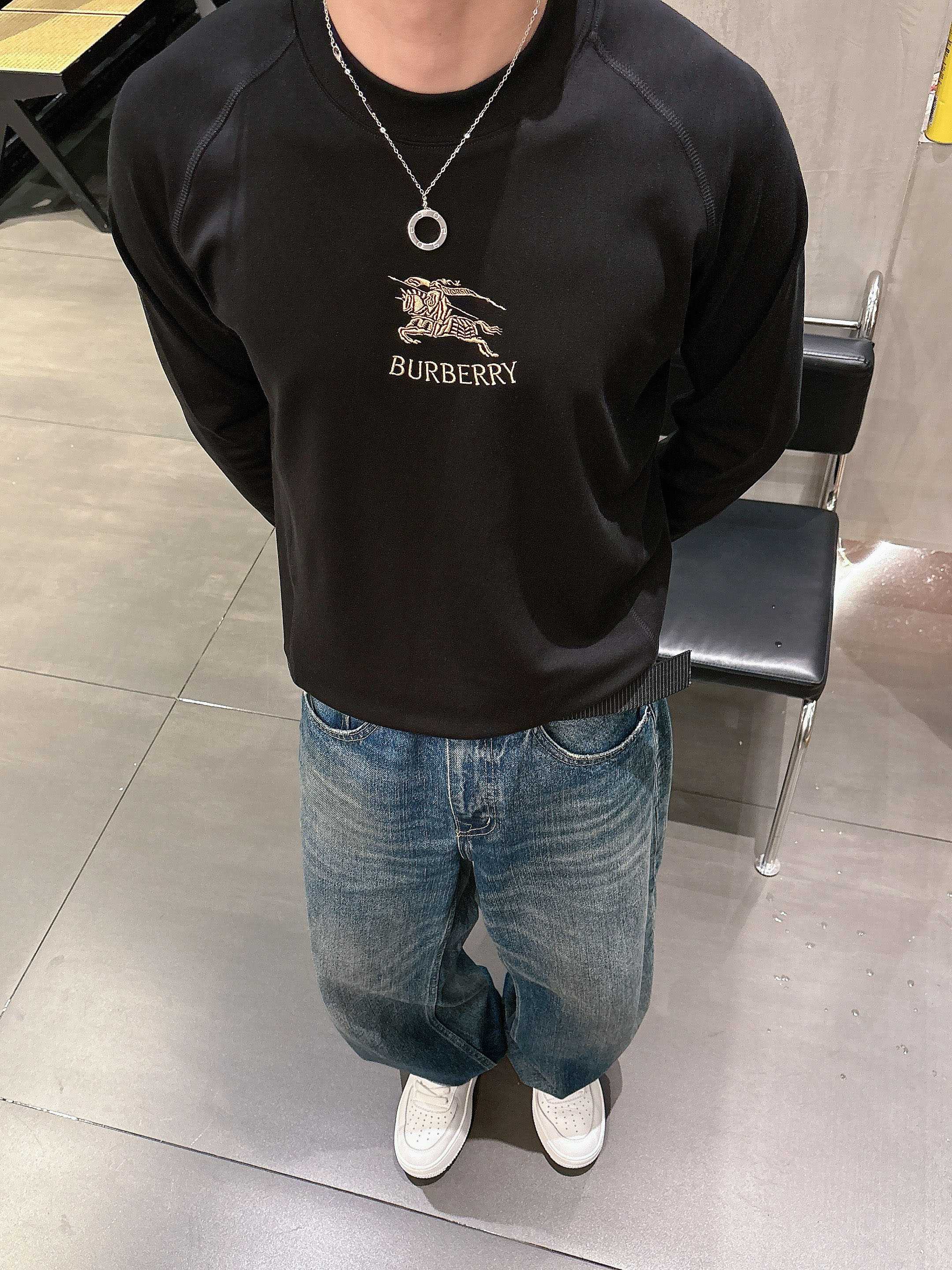 巴宝莉2025秋冬新款，定制面料，独特工艺logo，舒适性与透气性兼优，柔软抗皱弹性和垂性极佳，无论是单