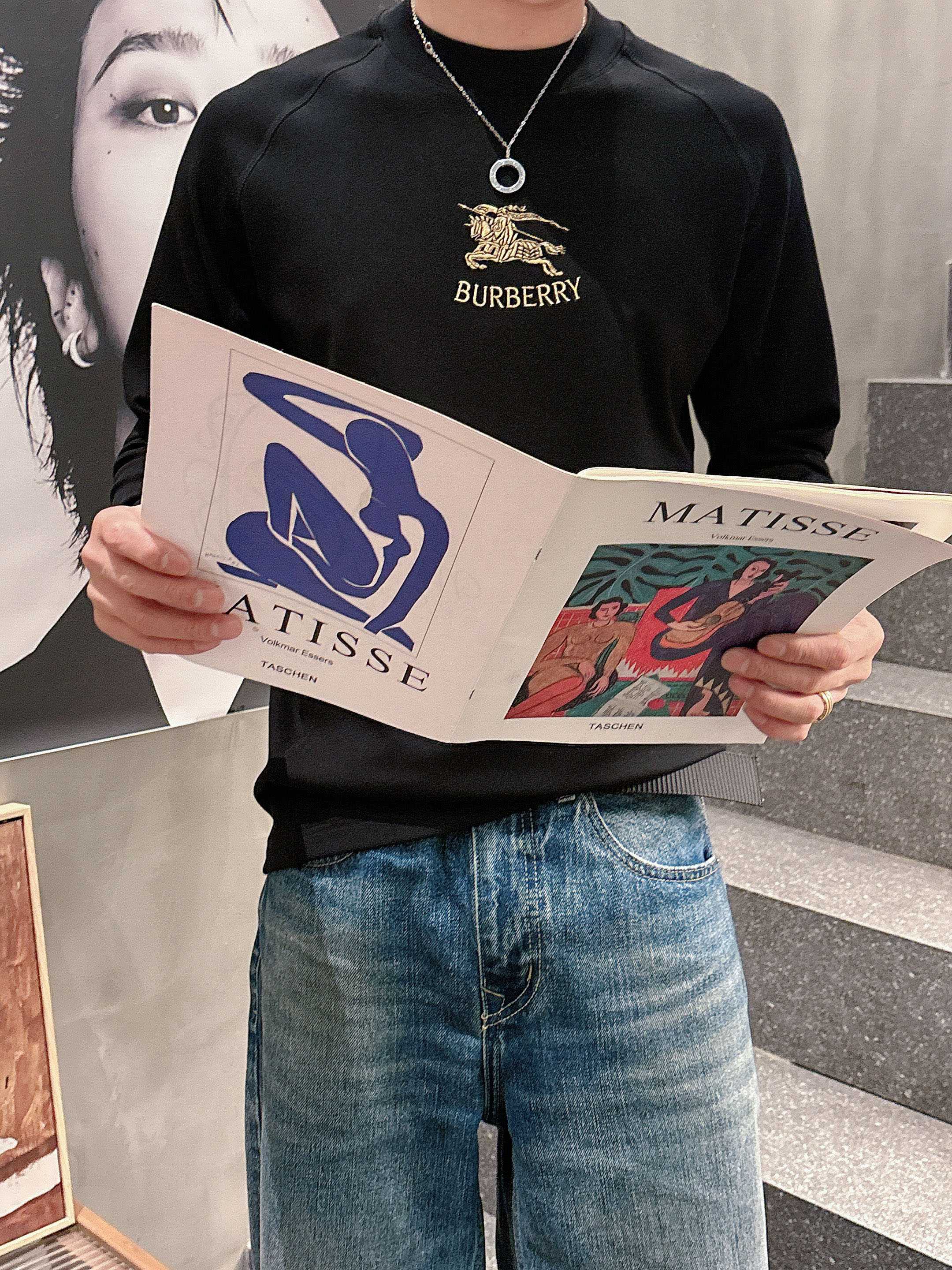 巴宝莉2025秋冬新款，定制面料，独特工艺logo，舒适性与透气性兼优，柔软抗皱弹性和垂性极佳，无论是单