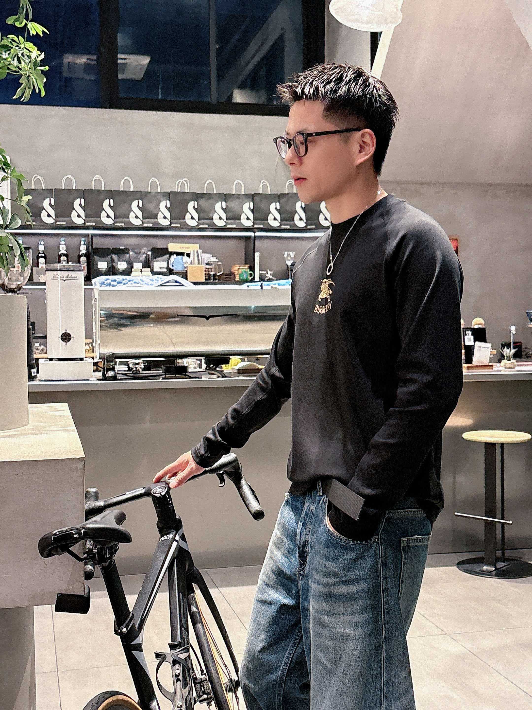 巴宝莉2025秋冬新款，定制面料，独特工艺logo，舒适性与透气性兼优，柔软抗皱弹性和垂性极佳，无论是单