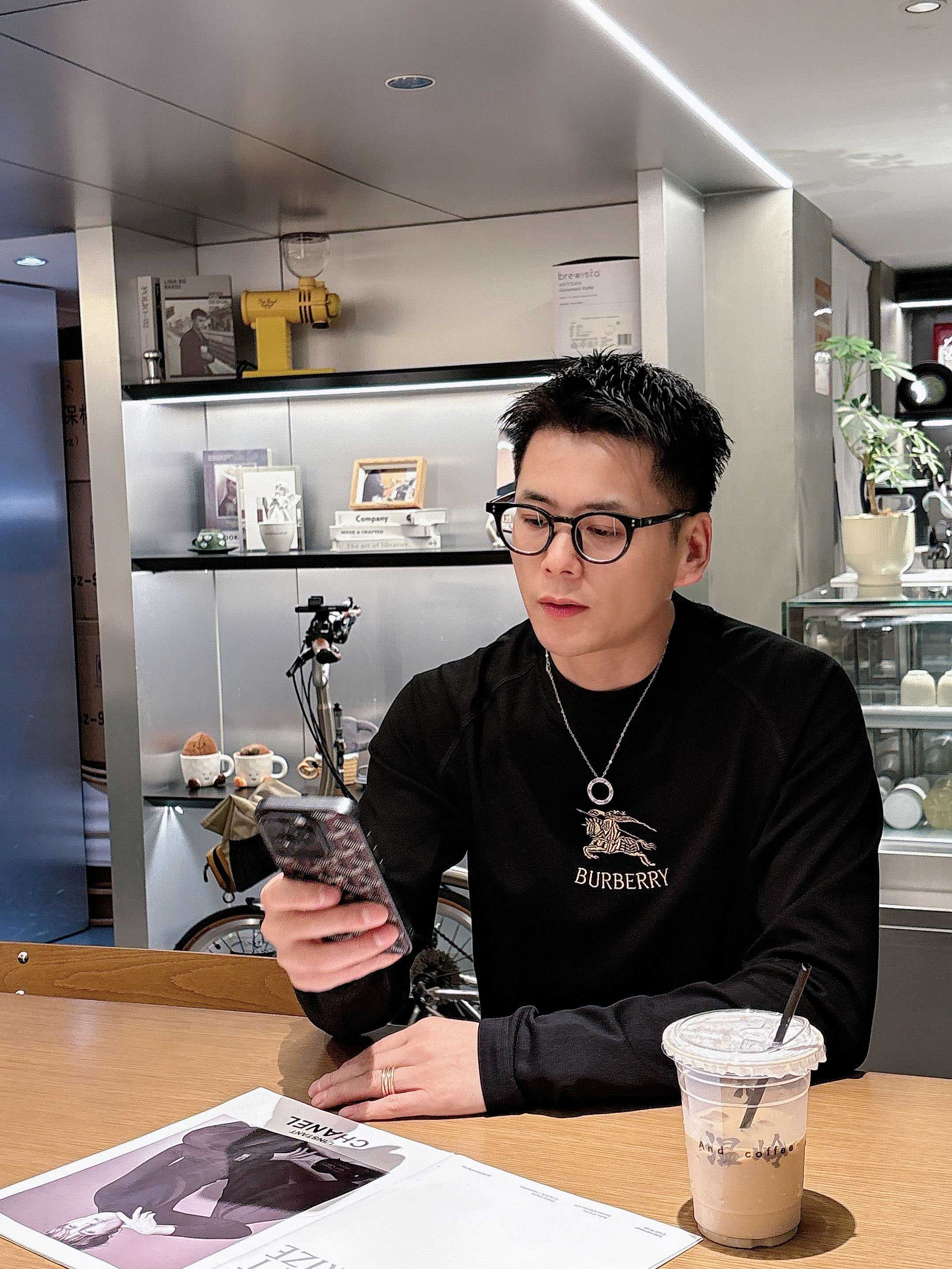 巴宝莉2025秋冬新款，定制面料，独特工艺logo，舒适性与透气性兼优，柔软抗皱弹性和垂性极佳，无论是单