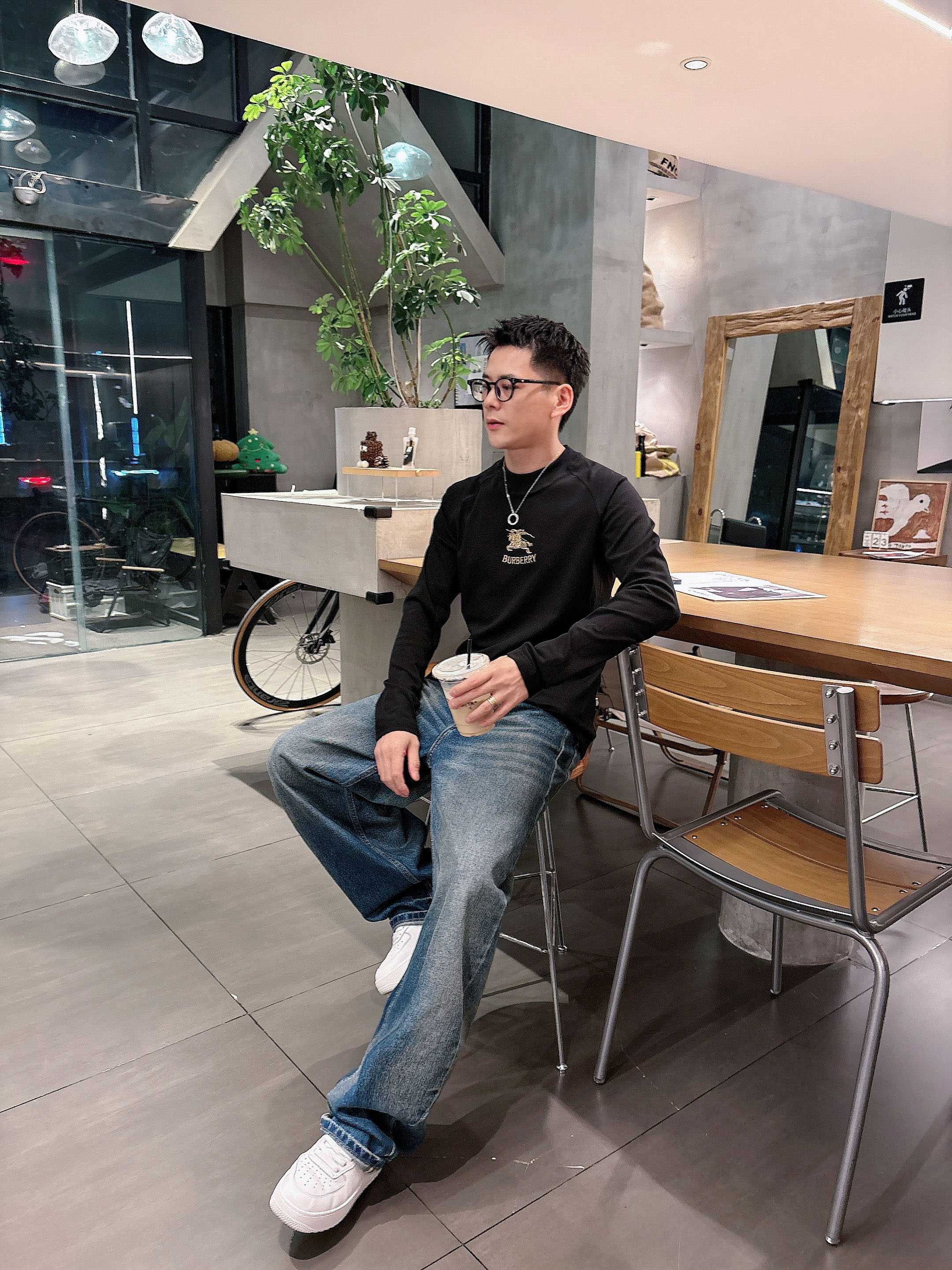 巴宝莉2025秋冬新款，定制面料，独特工艺logo，舒适性与透气性兼优，柔软抗皱弹性和垂性极佳，无论是单