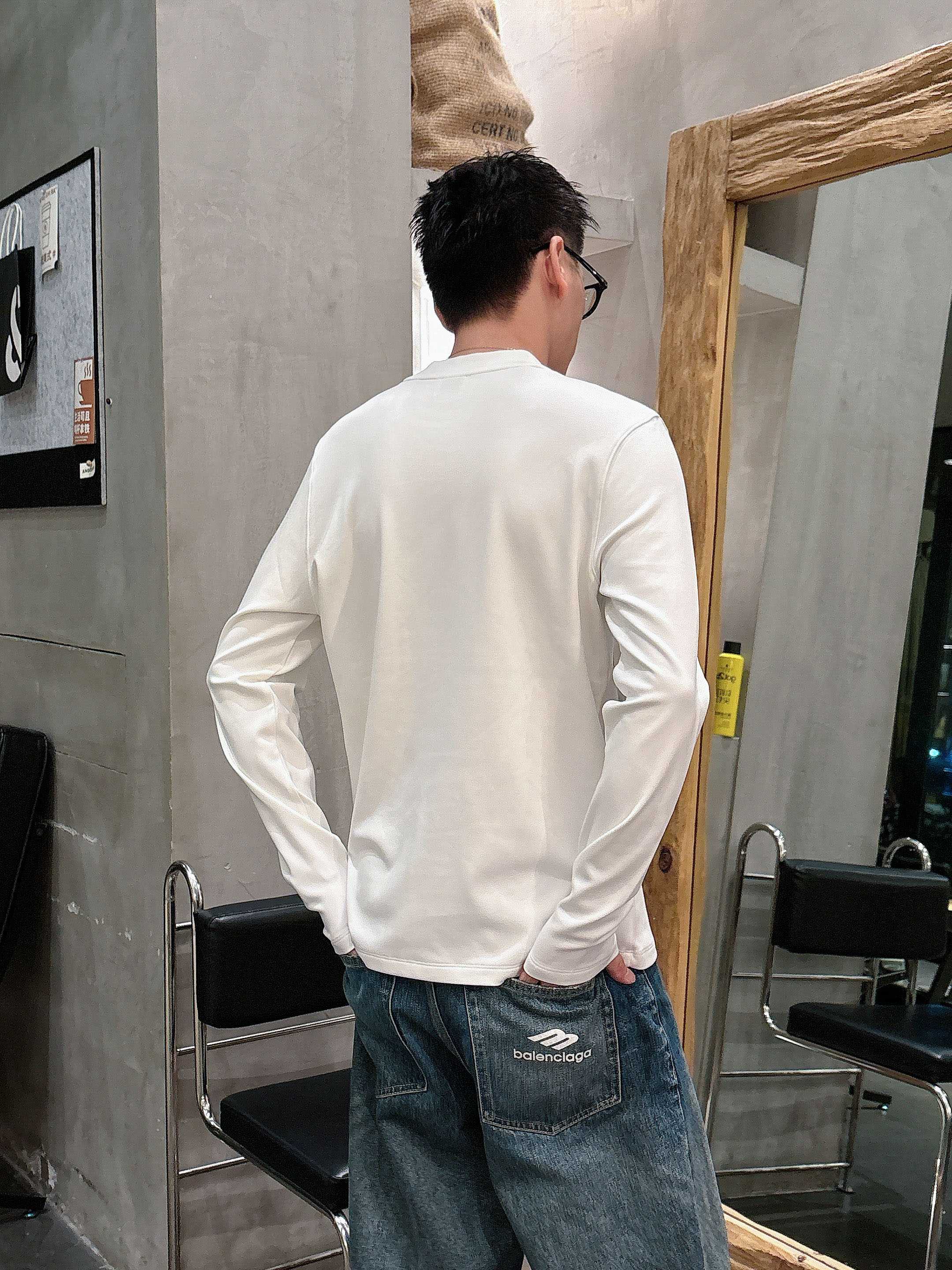 巴宝莉2025秋冬新款，定制面料，独特工艺logo，舒适性与透气性兼优，柔软抗皱弹性和垂性极佳，无论是单