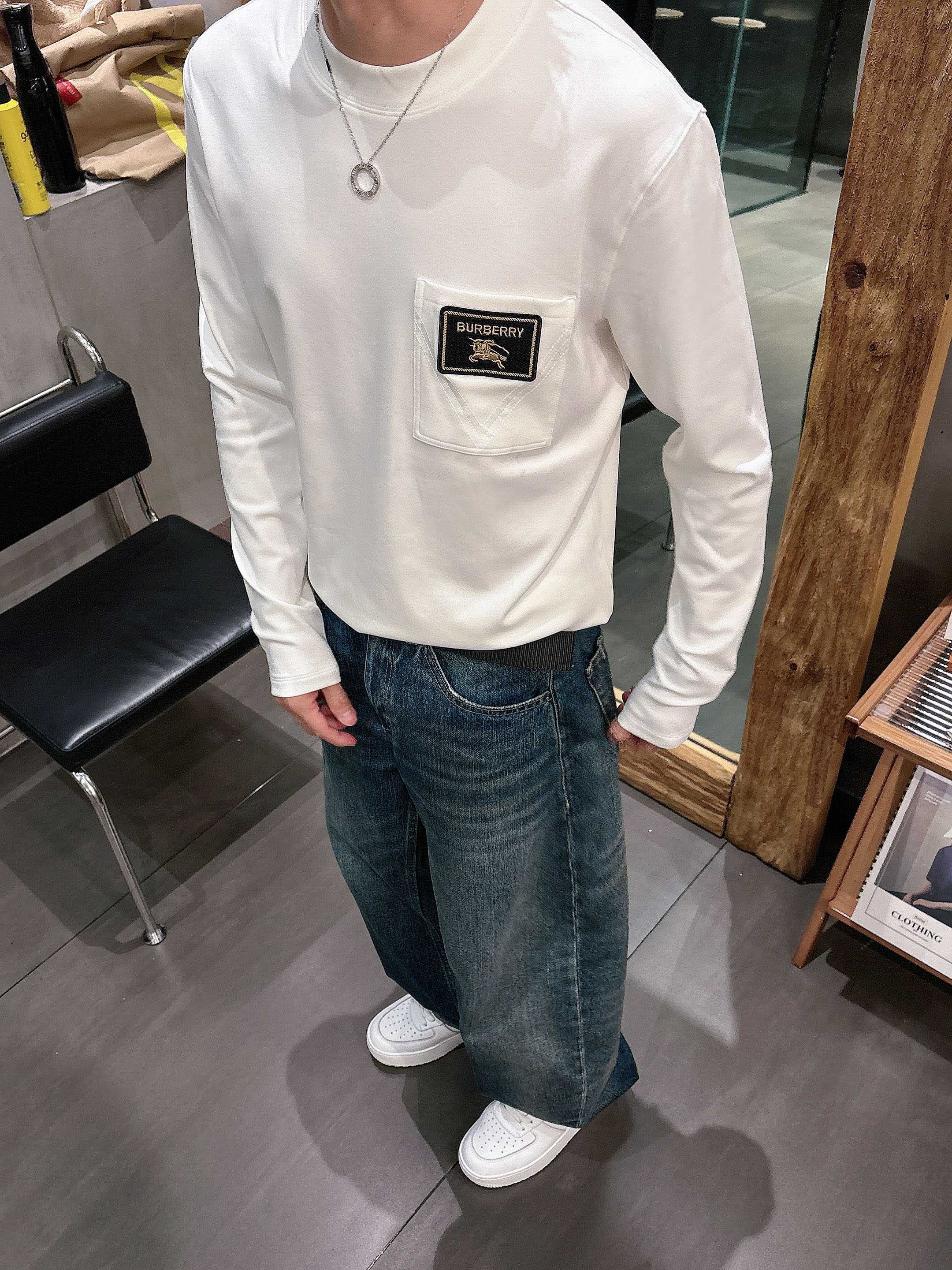 巴宝莉2025秋冬新款，定制面料，独特工艺logo，舒适性与透气性兼优，柔软抗皱弹性和垂性极佳，无论是单