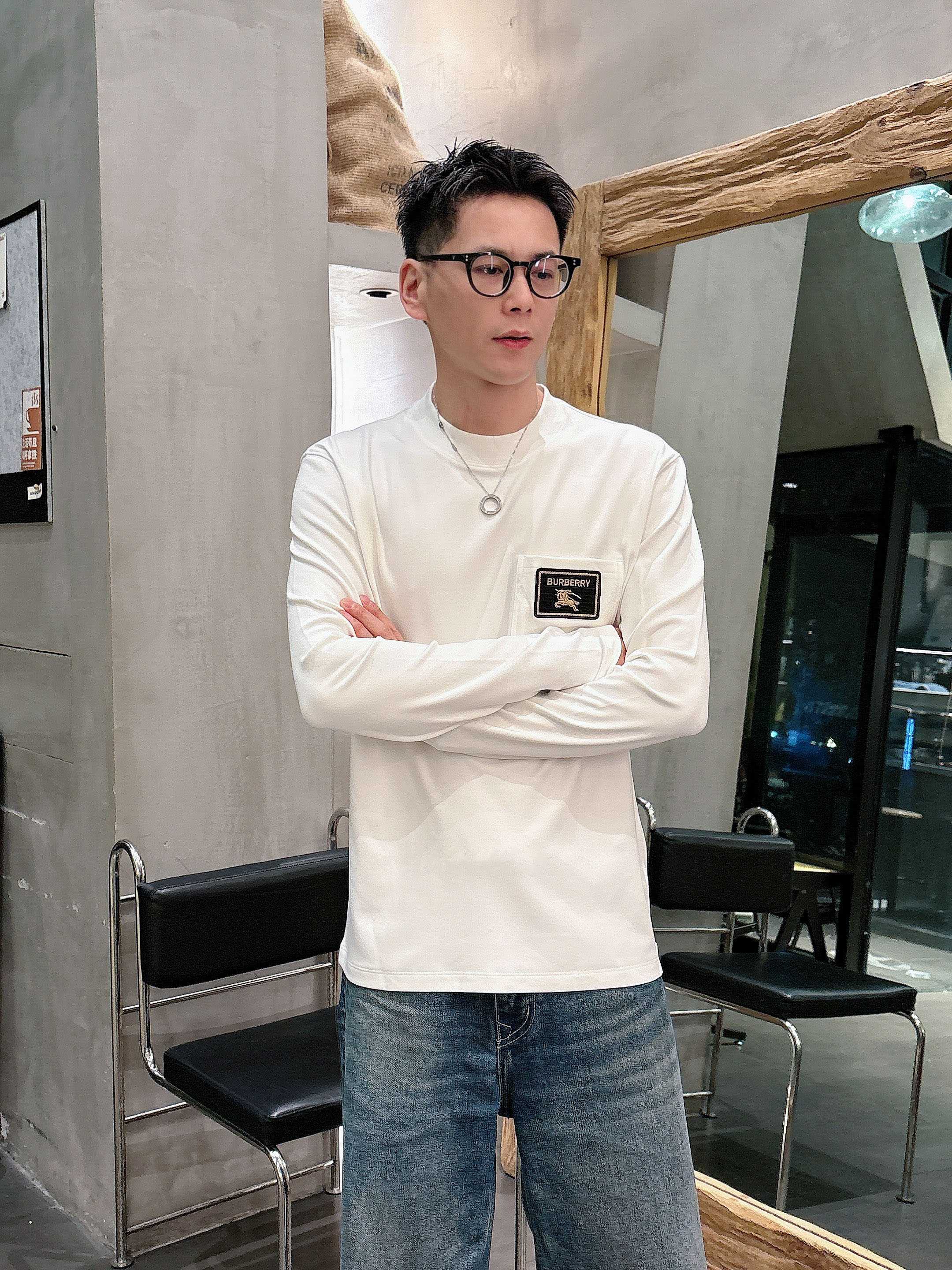 巴宝莉2025秋冬新款，定制面料，独特工艺logo，舒适性与透气性兼优，柔软抗皱弹性和垂性极佳，无论是单