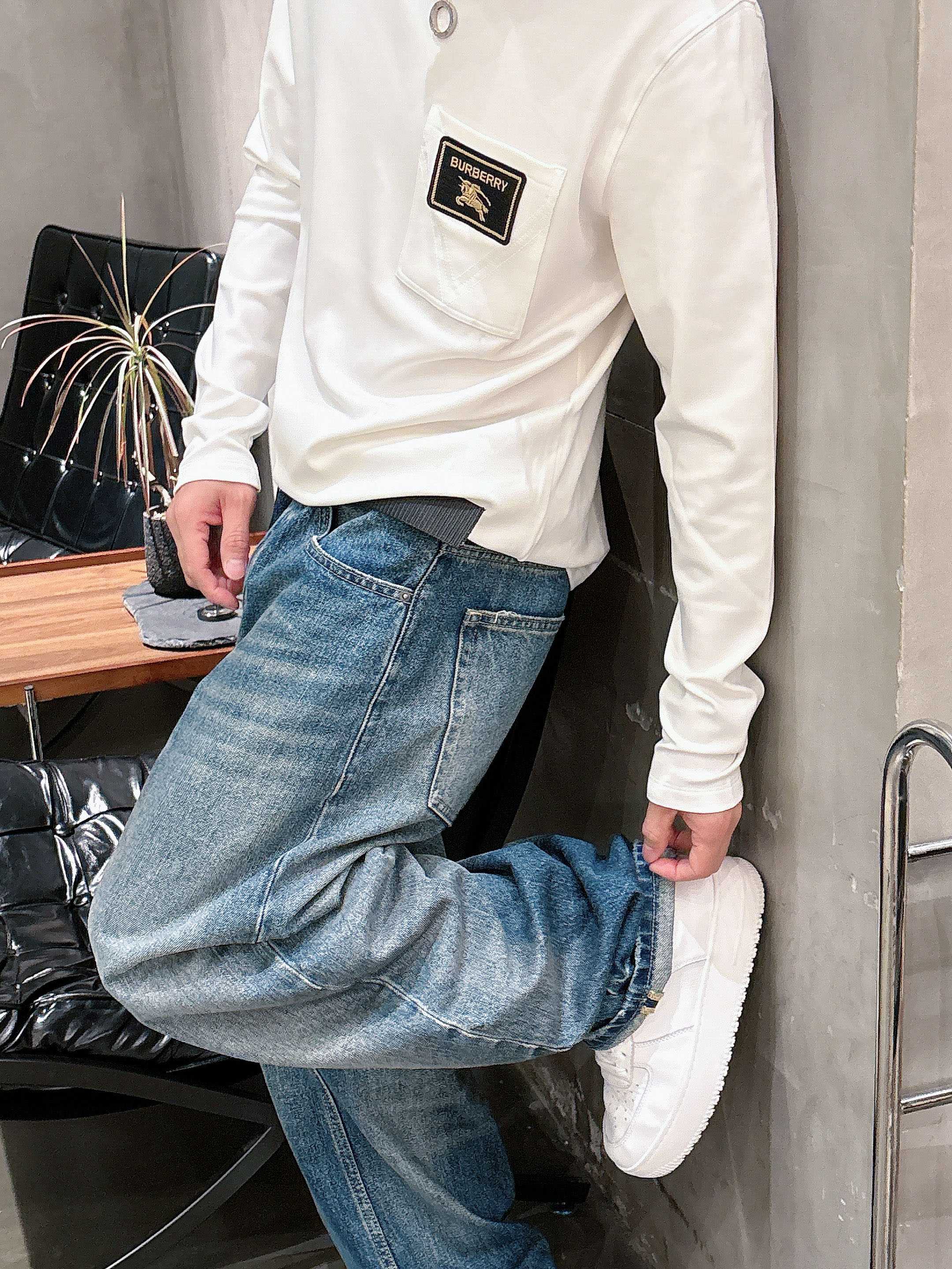 巴宝莉2025秋冬新款，定制面料，独特工艺logo，舒适性与透气性兼优，柔软抗皱弹性和垂性极佳，无论是单