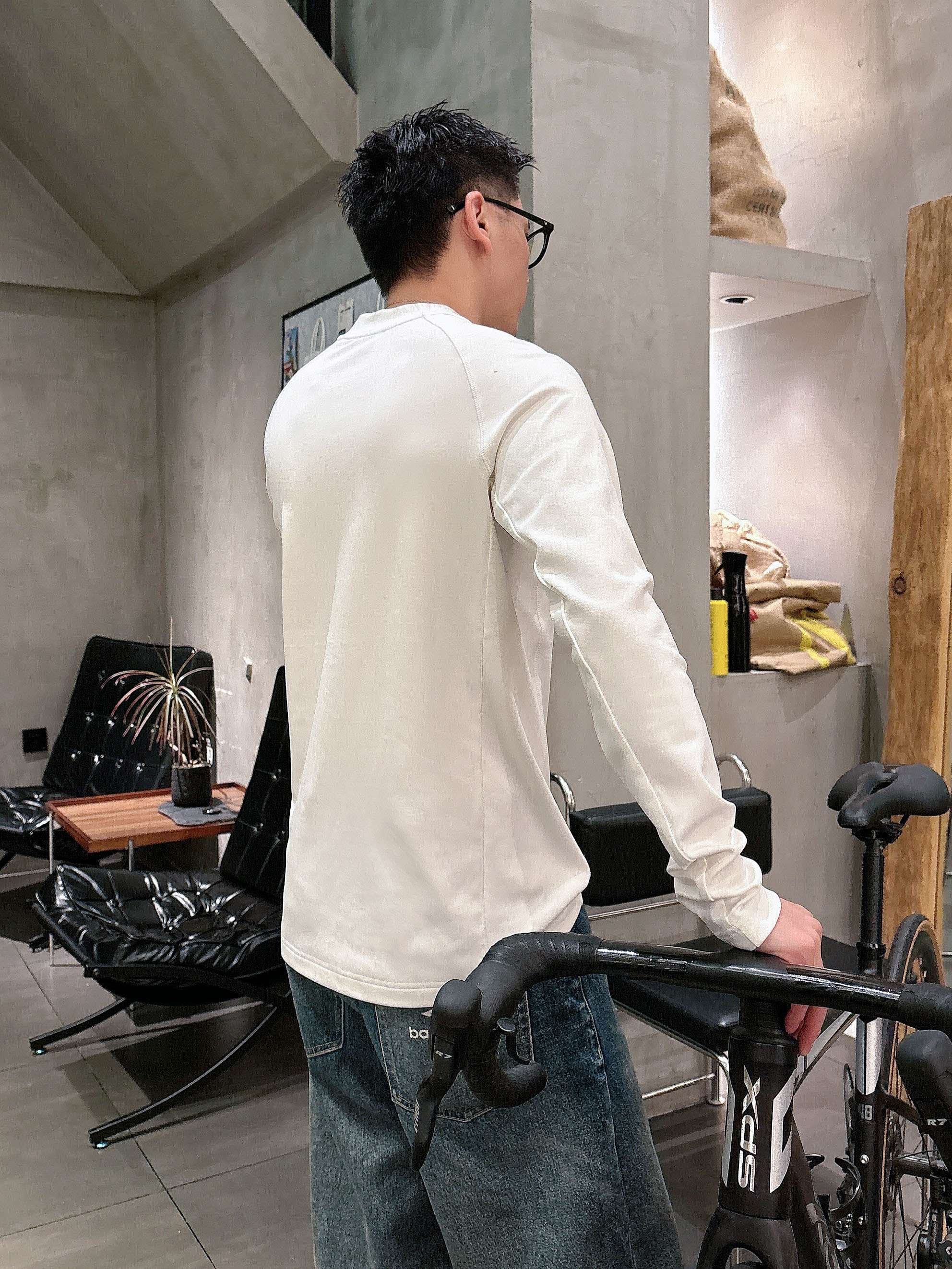 巴宝莉2025秋冬新款，定制面料，独特工艺logo，舒适性与透气性兼优，柔软抗皱弹性和垂性极佳，无论是单