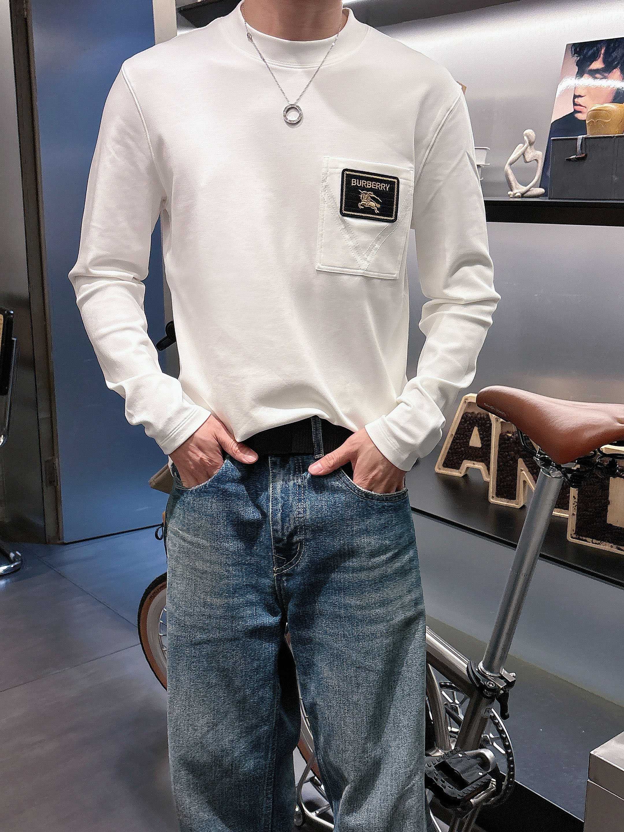 巴宝莉2025秋冬新款，定制面料，独特工艺logo，舒适性与透气性兼优，柔软抗皱弹性和垂性极佳，无论是单