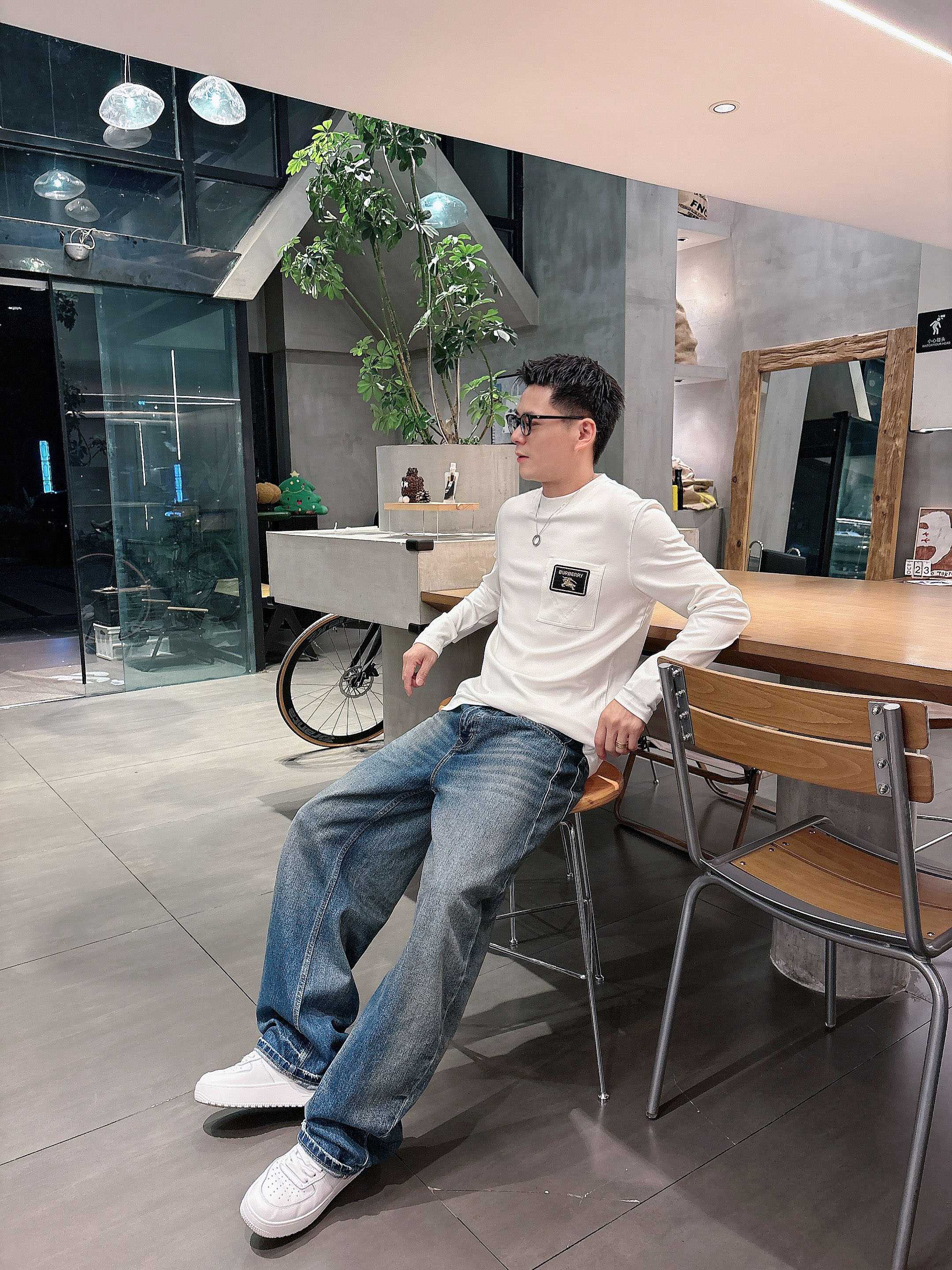 巴宝莉2025秋冬新款，定制面料，独特工艺logo，舒适性与透气性兼优，柔软抗皱弹性和垂性极佳，无论是单