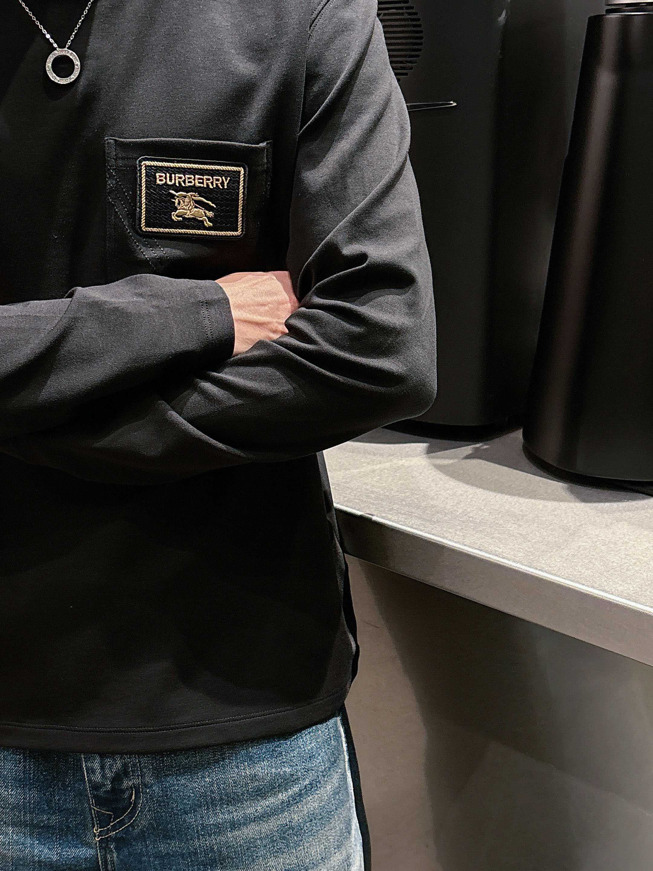 巴宝莉2025秋冬新款，定制面料，独特工艺logo，舒适性与透气性兼优，柔软抗皱弹性和垂性极佳，无论是单