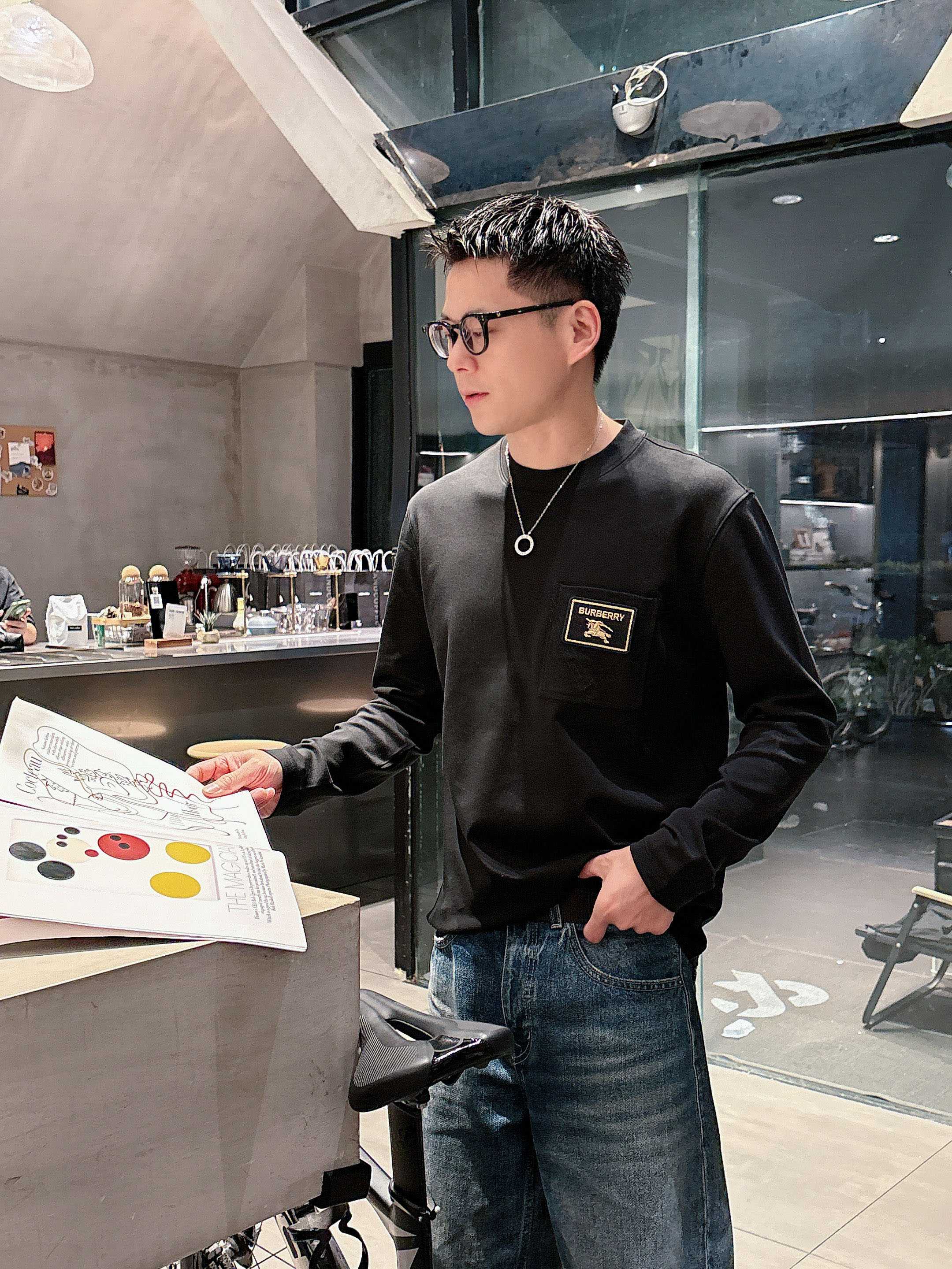 巴宝莉2025秋冬新款，定制面料，独特工艺logo，舒适性与透气性兼优，柔软抗皱弹性和垂性极佳，无论是单