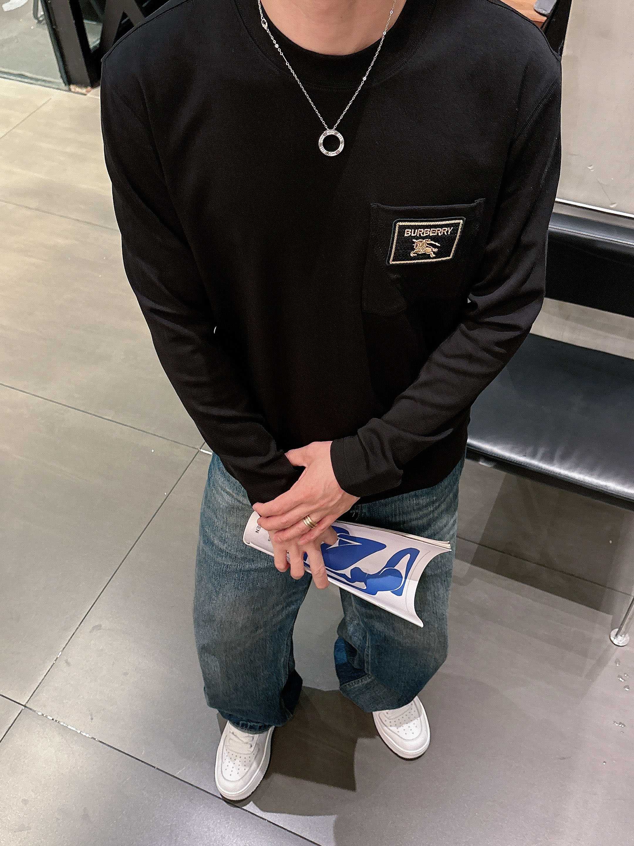 巴宝莉2025秋冬新款，定制面料，独特工艺logo，舒适性与透气性兼优，柔软抗皱弹性和垂性极佳，无论是单