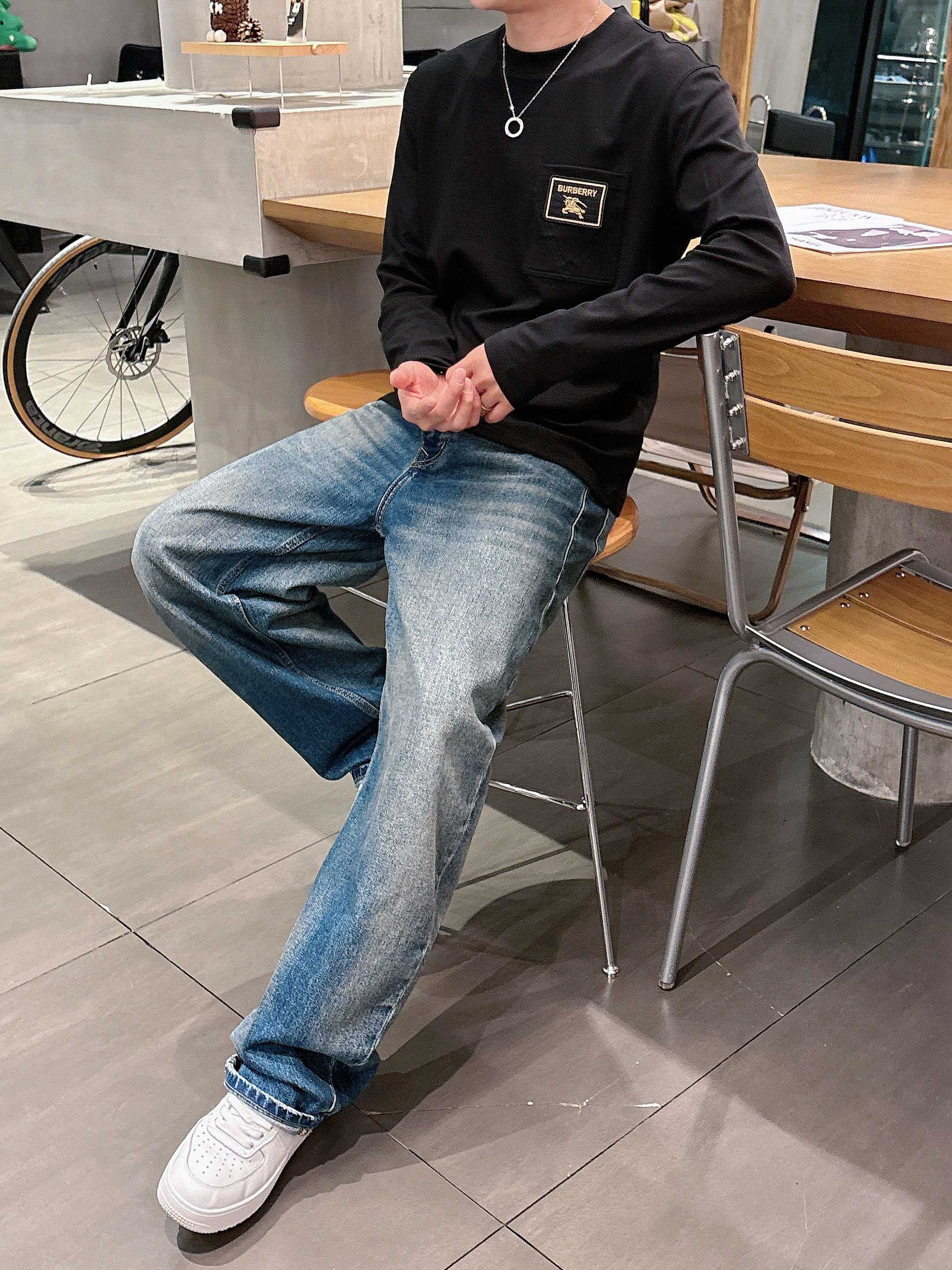 巴宝莉2025秋冬新款，定制面料，独特工艺logo，舒适性与透气性兼优，柔软抗皱弹性和垂性极佳，无论是单