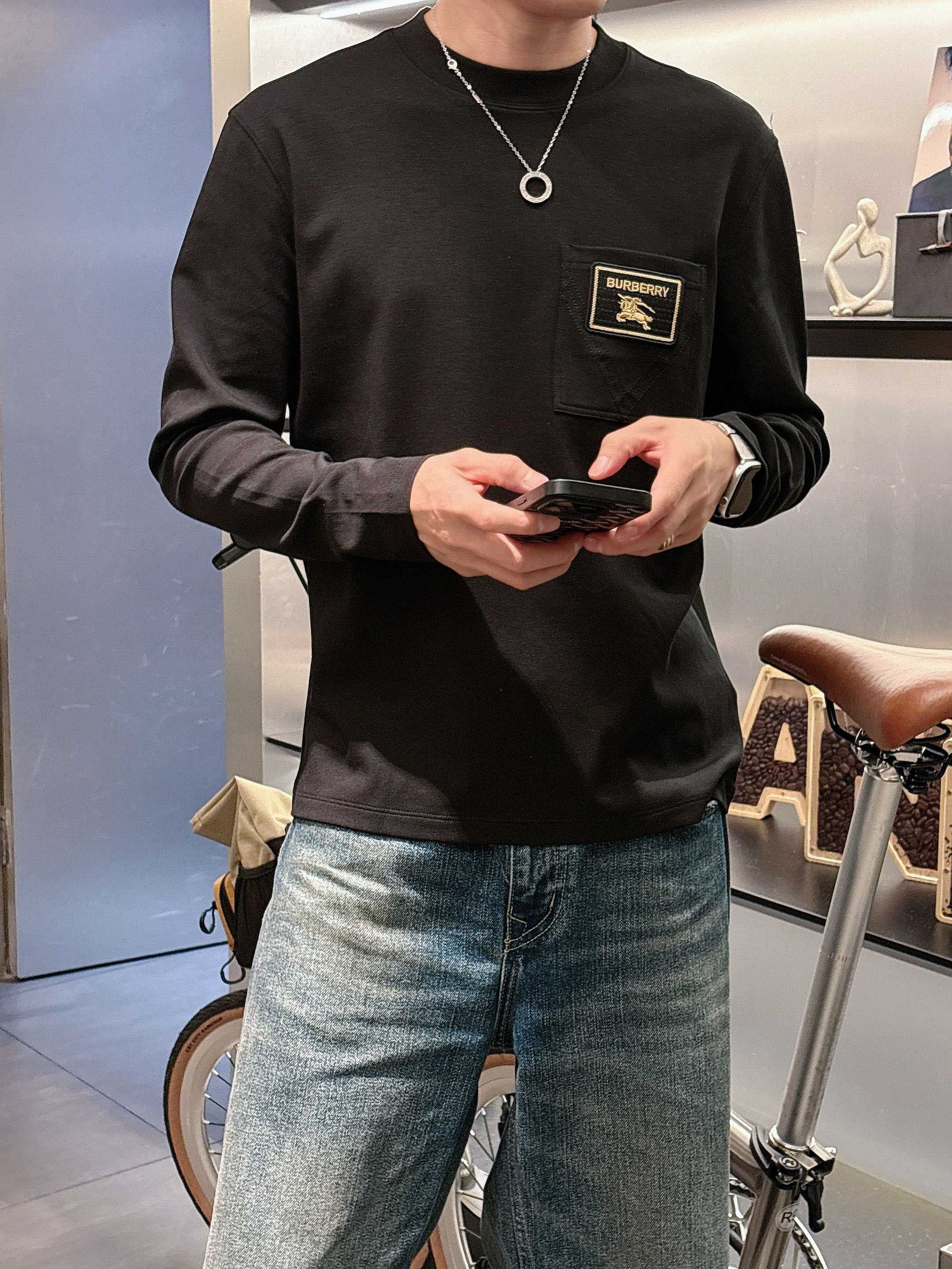 巴宝莉2025秋冬新款，定制面料，独特工艺logo，舒适性与透气性兼优，柔软抗皱弹性和垂性极佳，无论是单