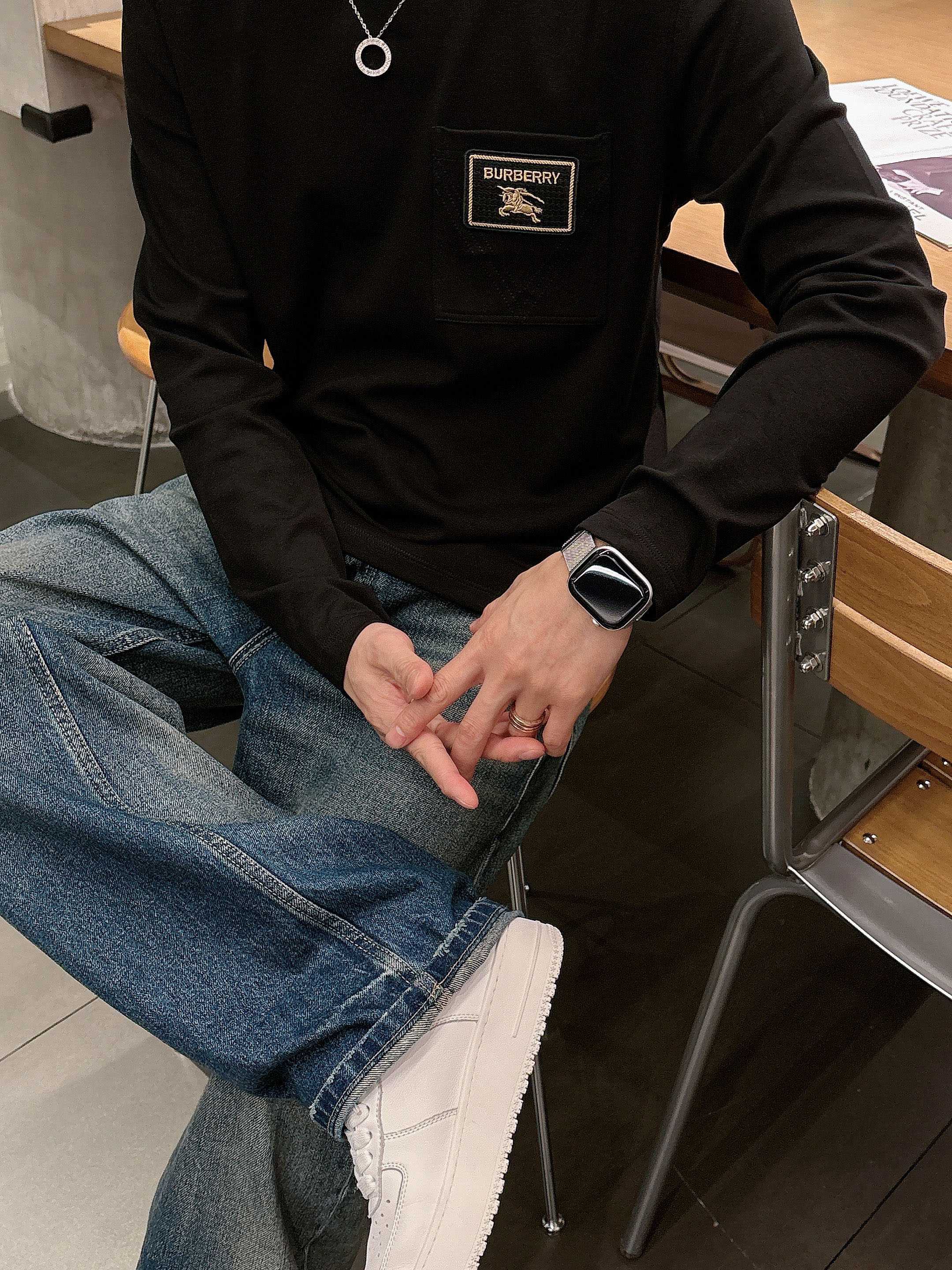 巴宝莉2025秋冬新款，定制面料，独特工艺logo，舒适性与透气性兼优，柔软抗皱弹性和垂性极佳，无论是单