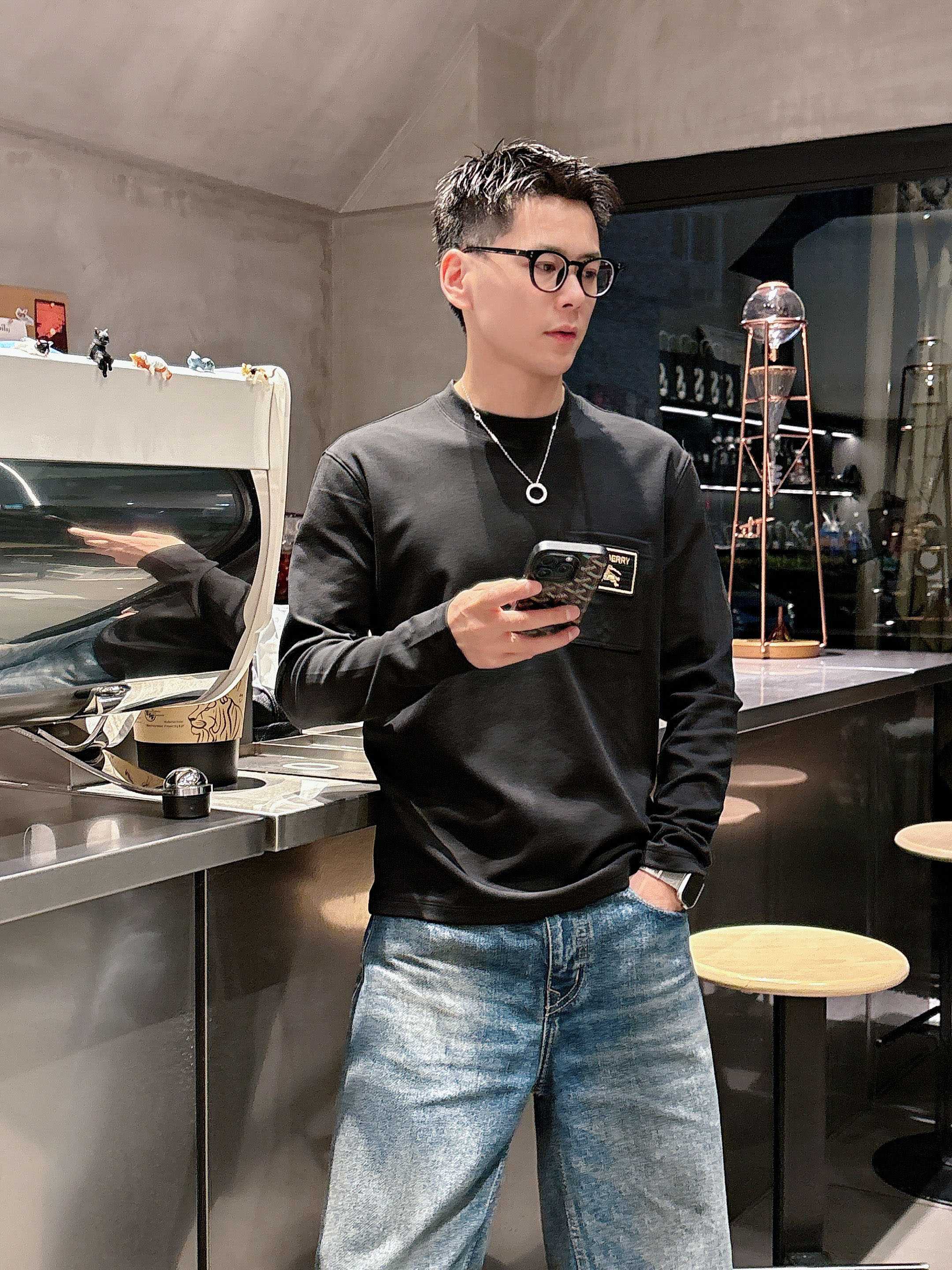 巴宝莉2025秋冬新款，定制面料，独特工艺logo，舒适性与透气性兼优，柔软抗皱弹性和垂性极佳，无论是单