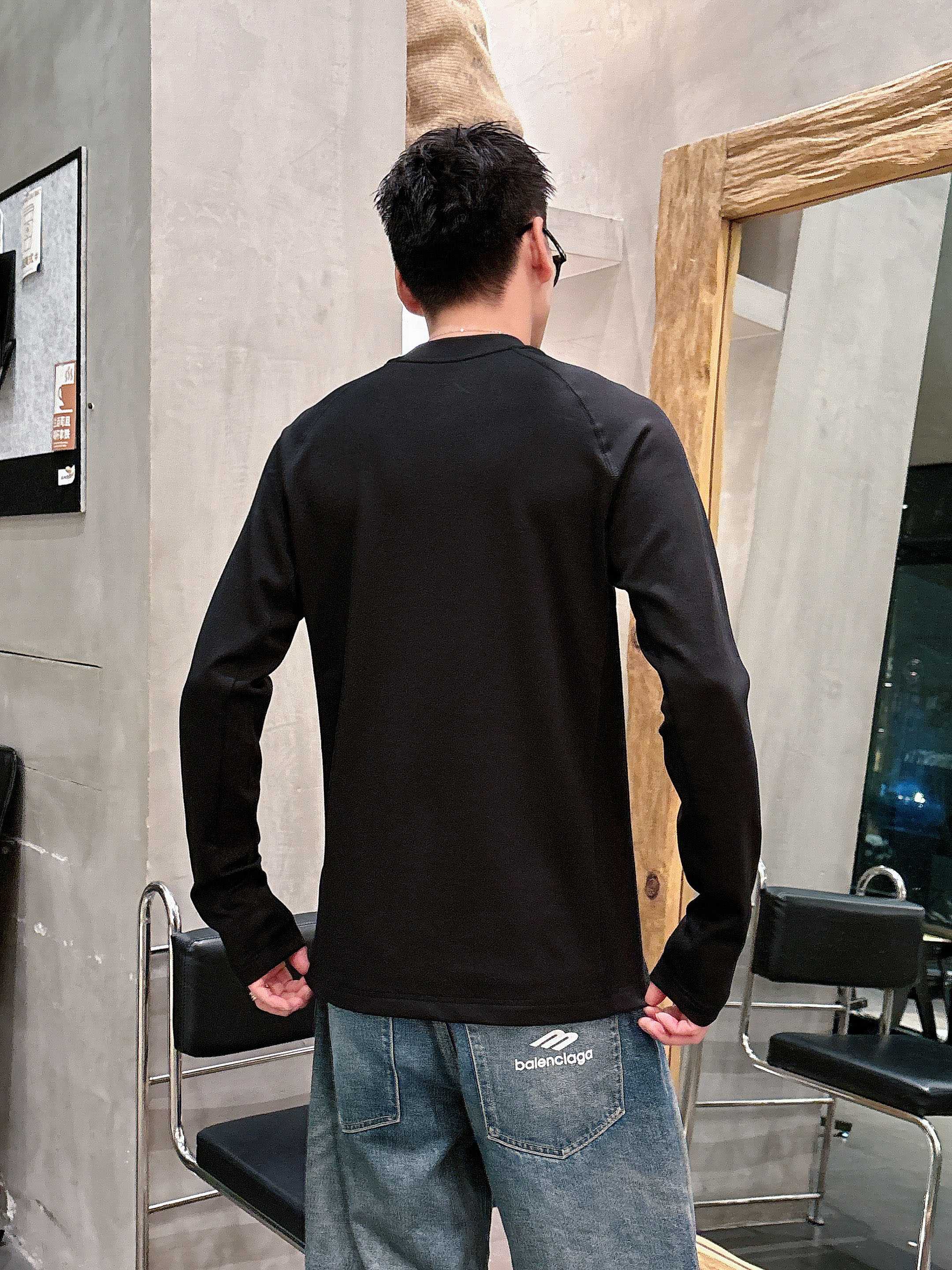 巴宝莉2025秋冬新款，定制面料，独特工艺logo，舒适性与透气性兼优，柔软抗皱弹性和垂性极佳，无论是单