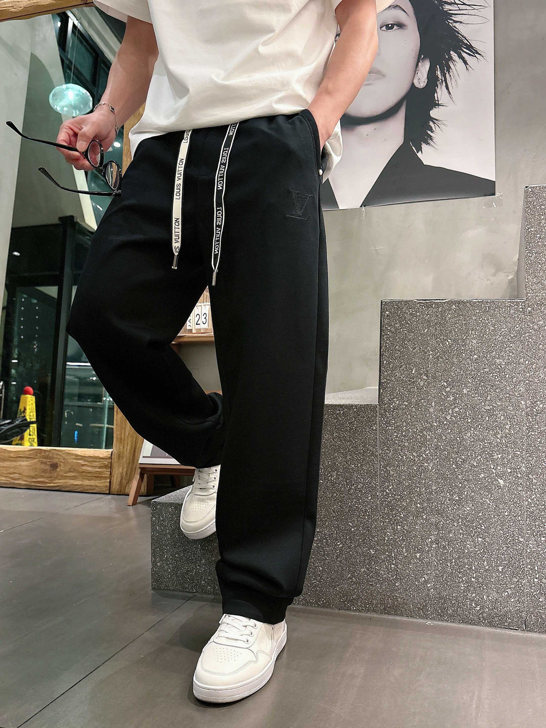 PLv 2026春夏新款铜氨丝莫代尔空气层休闲卫裤，裤身上刺绣标志性品牌标识，客供定制品牌刻印五金配件，
