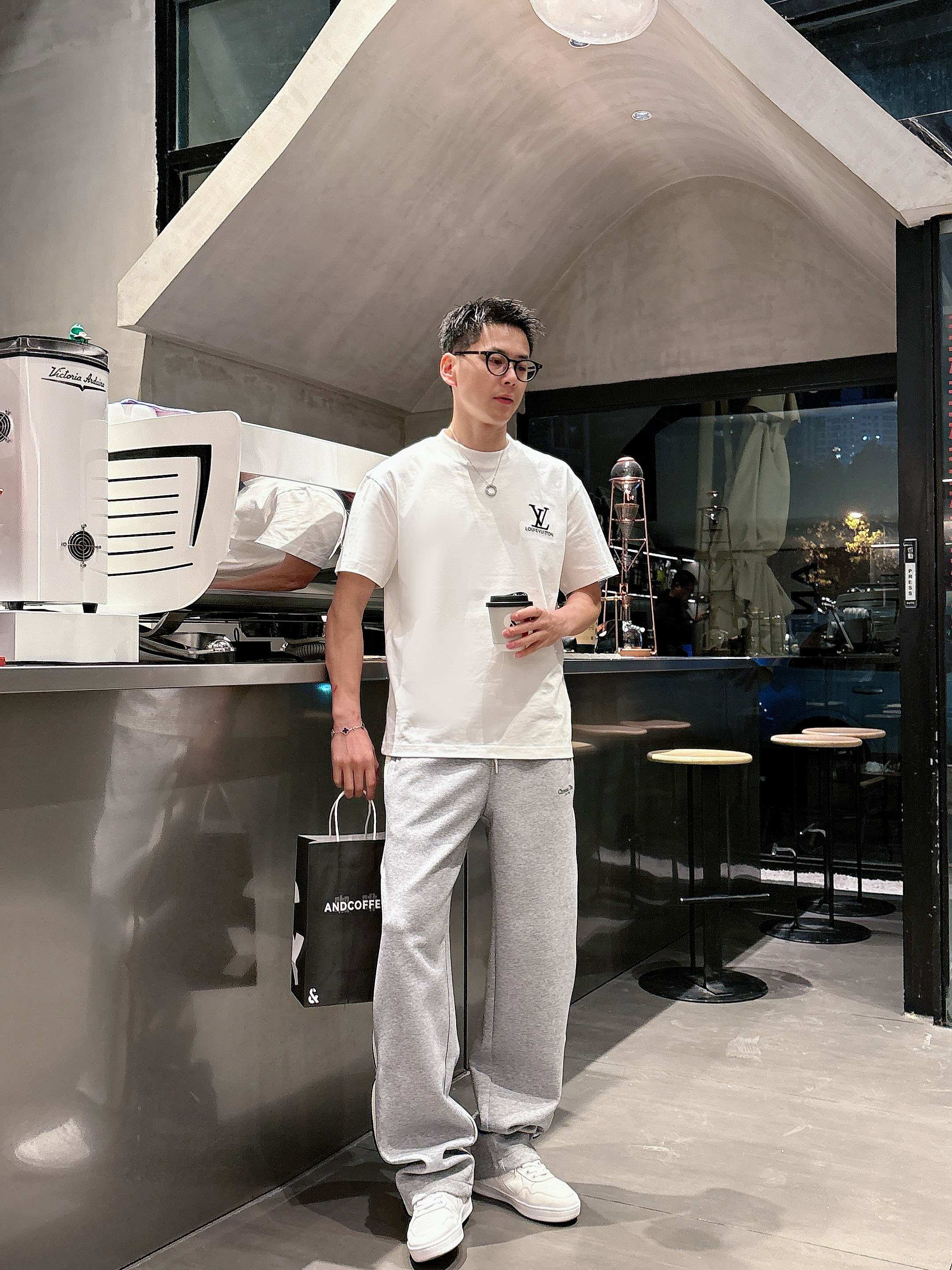 Dior 2026春夏新款铜氨丝莫代尔空气层休闲卫裤，裤身上刺绣标志性品牌标识，客供定制品牌刻印五金配件