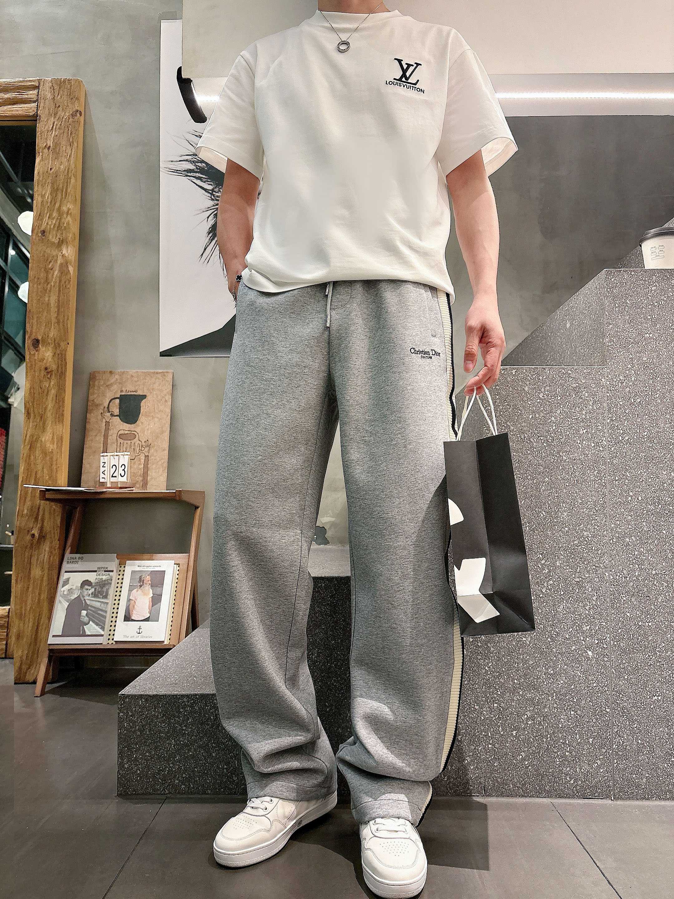 Dior 2026春夏新款铜氨丝莫代尔空气层休闲卫裤，裤身上刺绣标志性品牌标识，客供定制品牌刻印五金配件