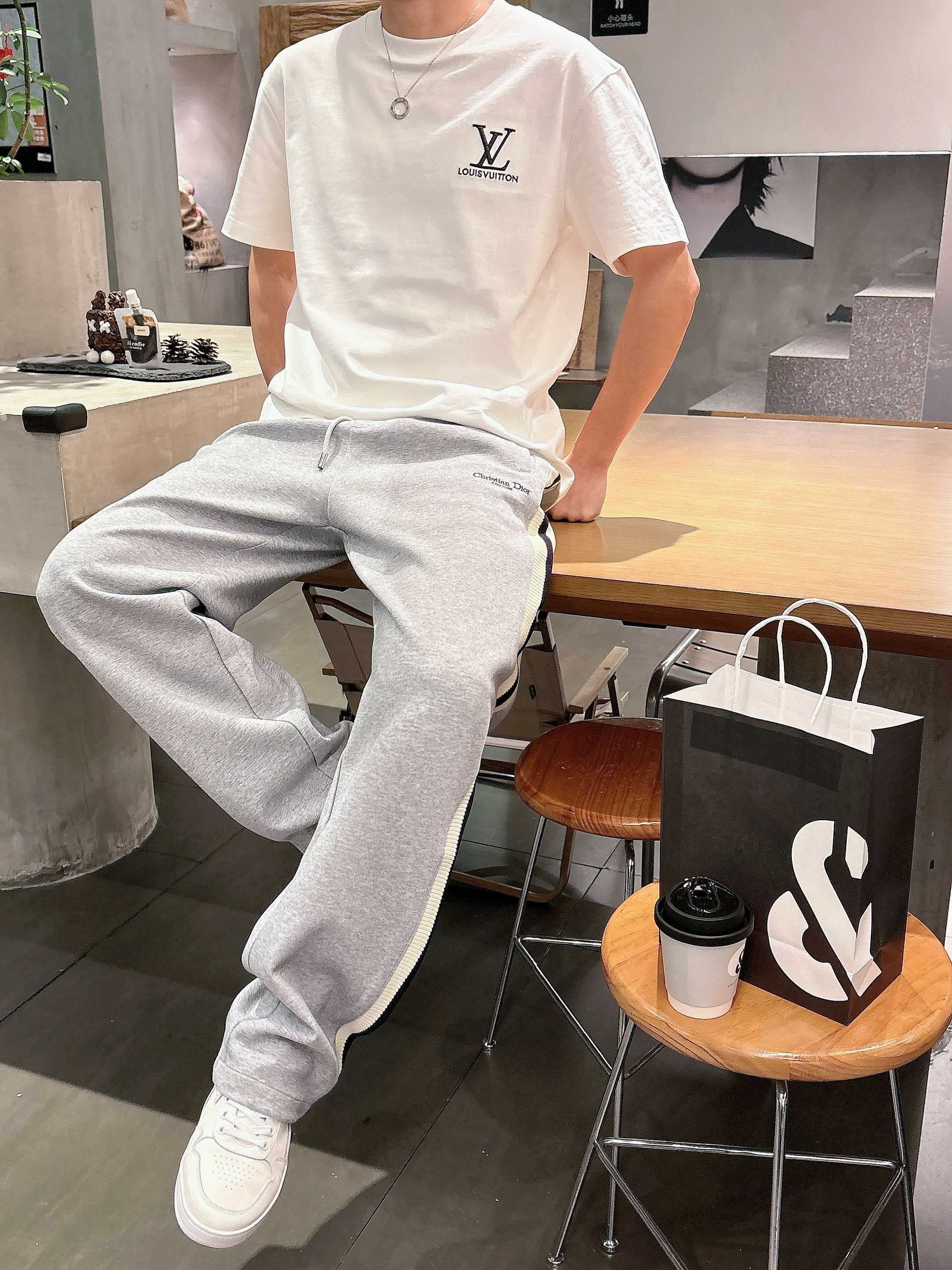 Dior 2026春夏新款铜氨丝莫代尔空气层休闲卫裤，裤身上刺绣标志性品牌标识，客供定制品牌刻印五金配件