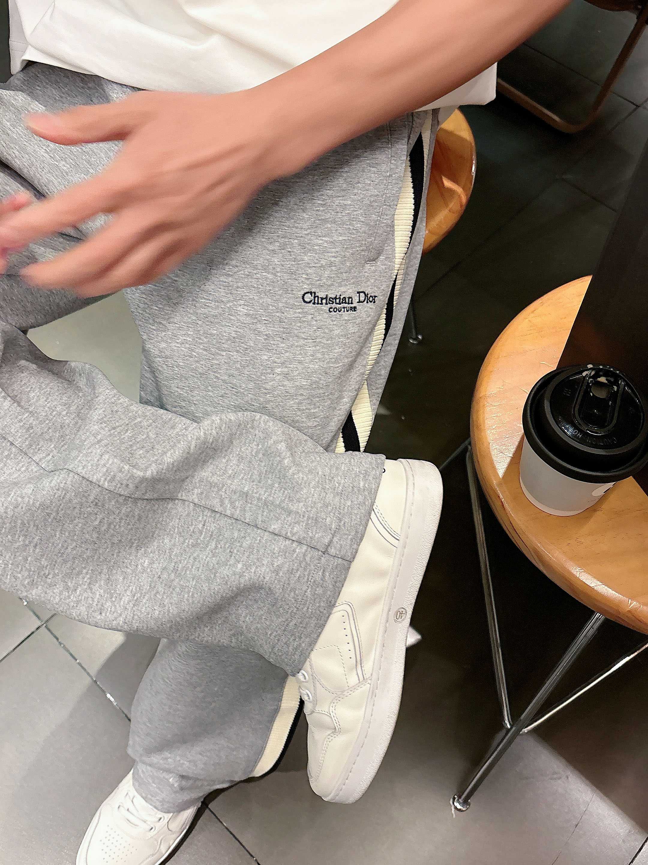 Dior 2026春夏新款铜氨丝莫代尔空气层休闲卫裤，裤身上刺绣标志性品牌标识，客供定制品牌刻印五金配件