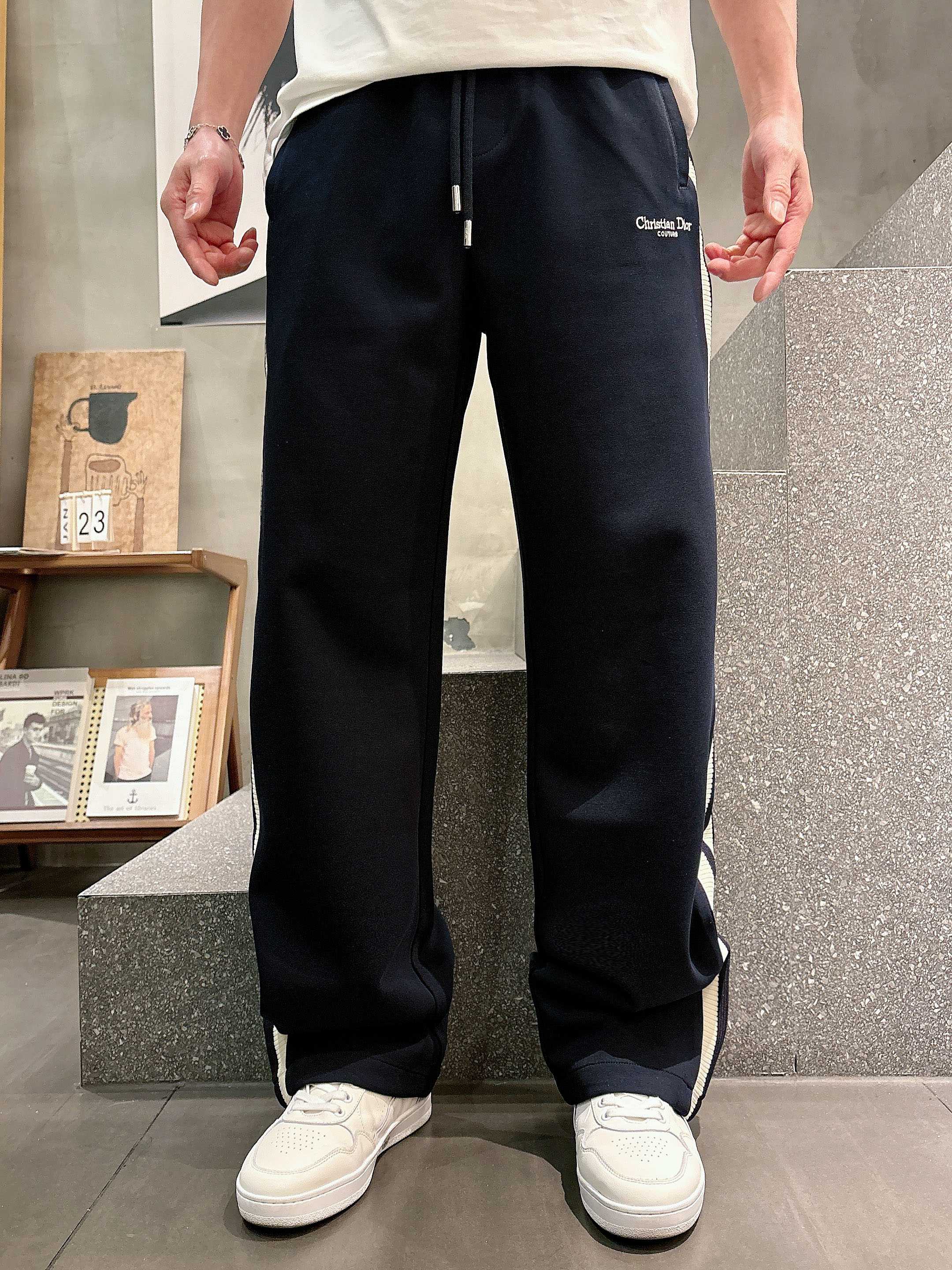 PDior 2026春夏新款铜氨丝莫代尔空气层休闲卫裤，裤身上刺绣标志性品牌标识，客供定制品牌刻印五金配