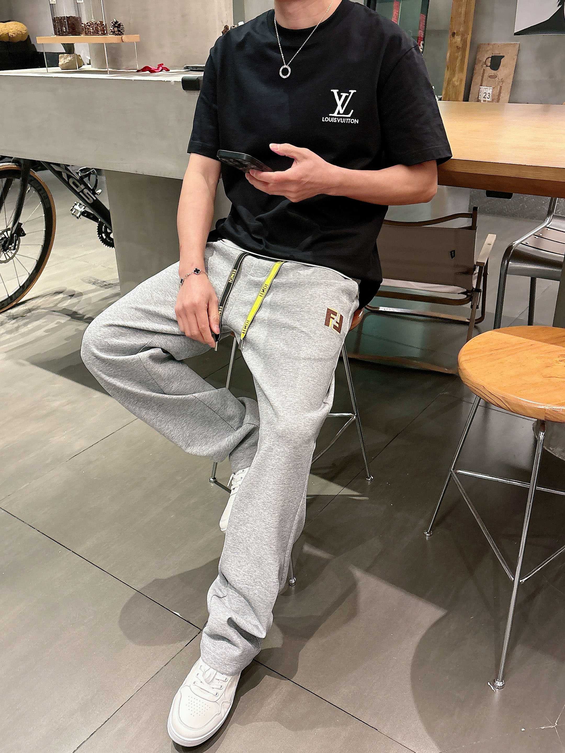 PFD 2026春夏新款铜氨丝莫代尔空气层休闲卫裤，裤身上刺绣标志性品牌标识，客供定制品牌刻印五金配件，