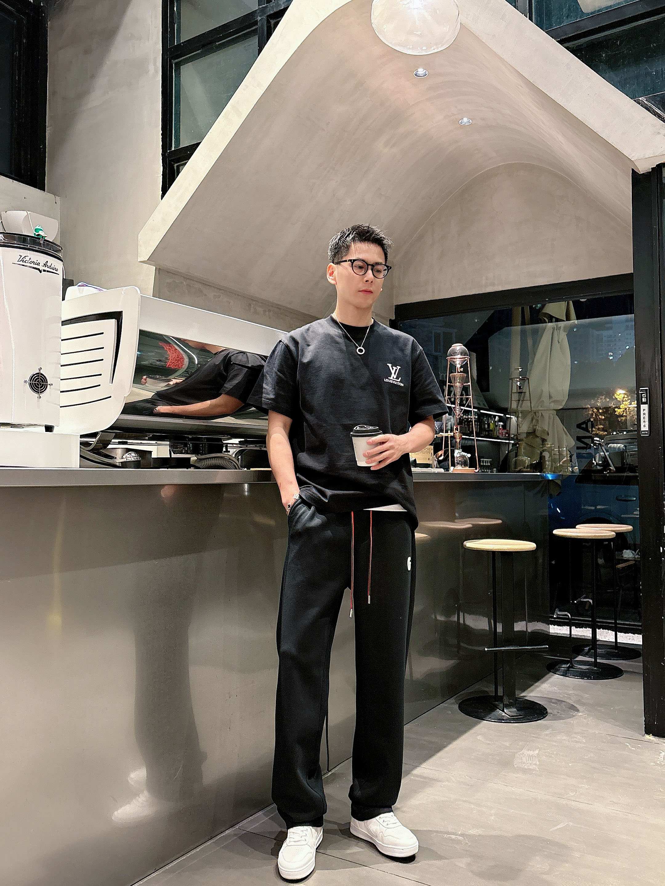 NO:733042,Gucc 2026 spring and summer new cupro modal air-layer casual sweatpants. The iconic brand logo is embroidered on the pants. Customized brand-engraved hardware accessories are provided to highlight the brand style. The imported fabrics are carefully made, soft, comfortable and breathable, fashionable and casual items, versatile and good-looking. Size: M-3XL,,gucci,19860909Gucc 2026春夏新款铜氨丝莫代尔空气层休闲卫裤,裤身上刺绣标志性品牌标识,客供定制品牌刻印五金配件,彰显品牌格调,进口面料精心打造,柔软舒适透气,时尚休闲单品,百搭好看. 尺码:M-3XL,,gucci,,Men's clothing