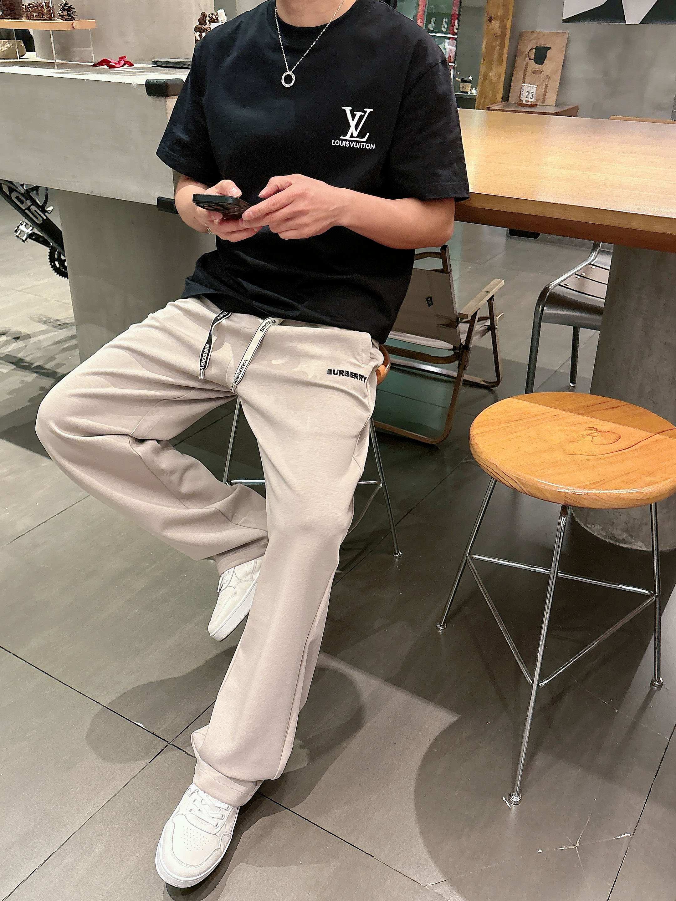 PBur 2026春夏新款铜氨丝莫代尔空气层休闲卫裤，裤身上刺绣标志性品牌标识，客供定制品牌刻印五金配件