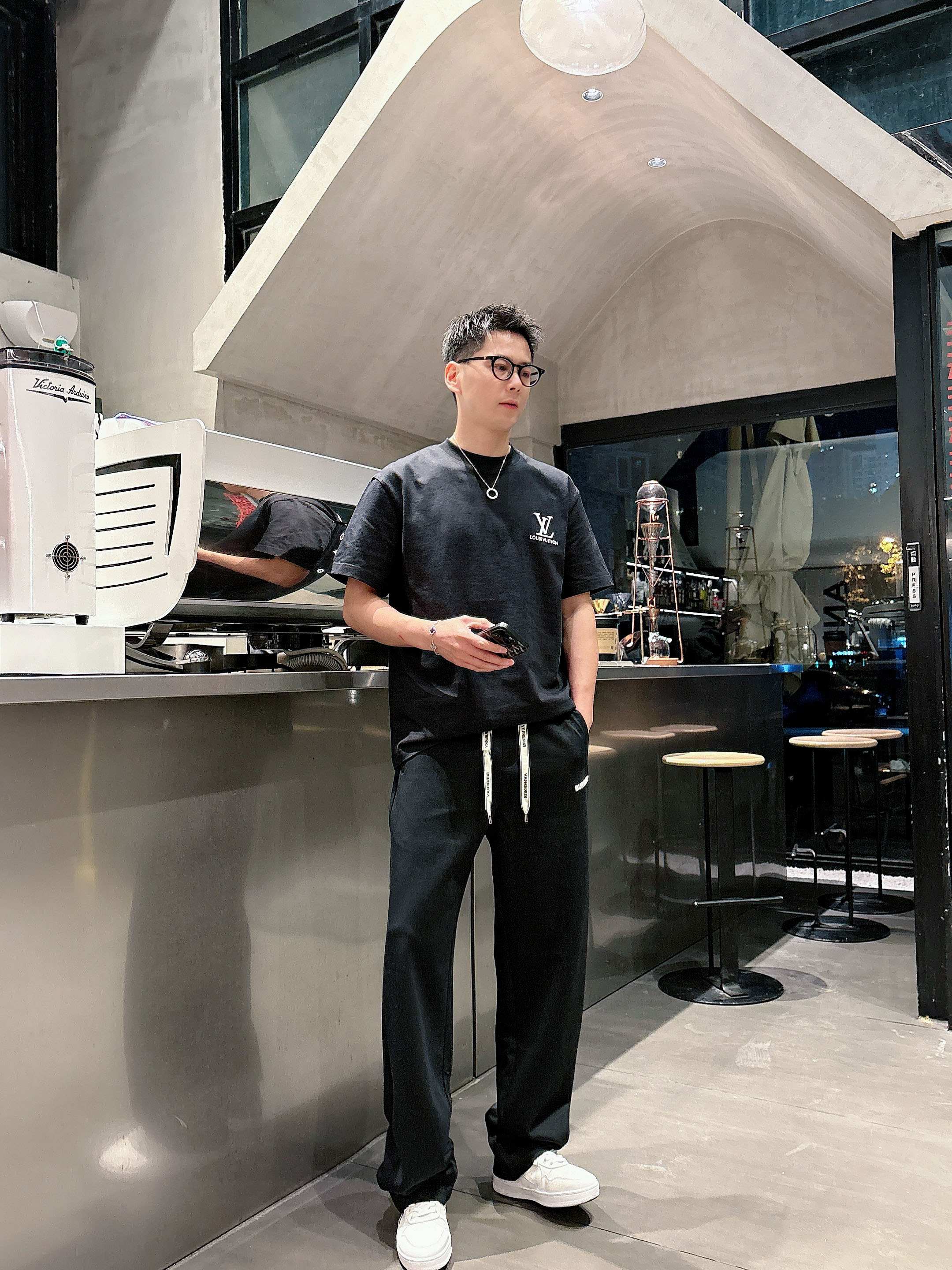 NO:733032,Bur 2026 spring and summer new cupro modal air layer casual sweatpants, with the iconic brand logo embroidered on the pants and customized brand-engraved hardware accessories, highlighting the brand style. Imported fabrics are carefully made, soft, comfortable and breathable, fashionable and casual items, versatile and good-looking. Size: M-3XL,, burberry,19860909Bur 2026春夏新款铜氨丝莫代尔空气层休闲卫裤,裤身上刺绣标志性品牌标识,客供定制品牌刻印五金配件,彰显品牌格调,进口面料精心打造,柔软舒适透气,时尚休闲单品,百搭好看. 尺码:M-3XL,,burberry,,Men's clothing