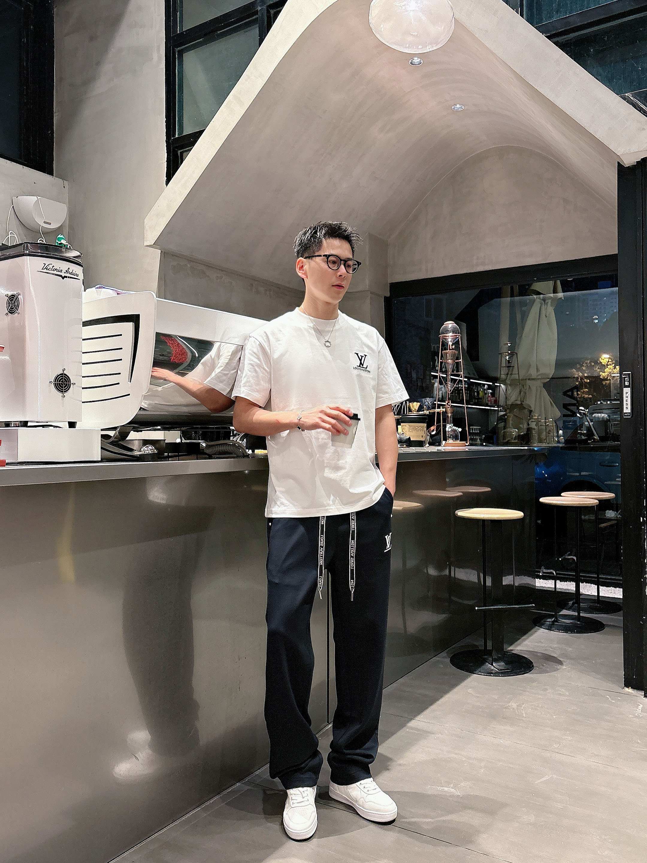 NO:733037,LV 2026 spring and summer new cupro modal air layer casual sweatpants, with the iconic brand logo embroidered on the pants and customized brand-engraved hardware accessories to highlight the brand style. The imported fabrics are carefully made, soft, comfortable and breathable, fashionable and casual items, versatile and good-looking. Sizes: M-3XL, Louis Vuitton,19860909Lv 2026春夏新款铜氨丝莫代尔空气层休闲卫裤,裤身上刺绣标志性品牌标识,客供定制品牌刻印五金配件,彰显品牌格调,进口面料精心打造,柔软舒适透气,时尚休闲单品,百搭好看. 尺码:M-3XL,,louis vuitton,,Men's clothing