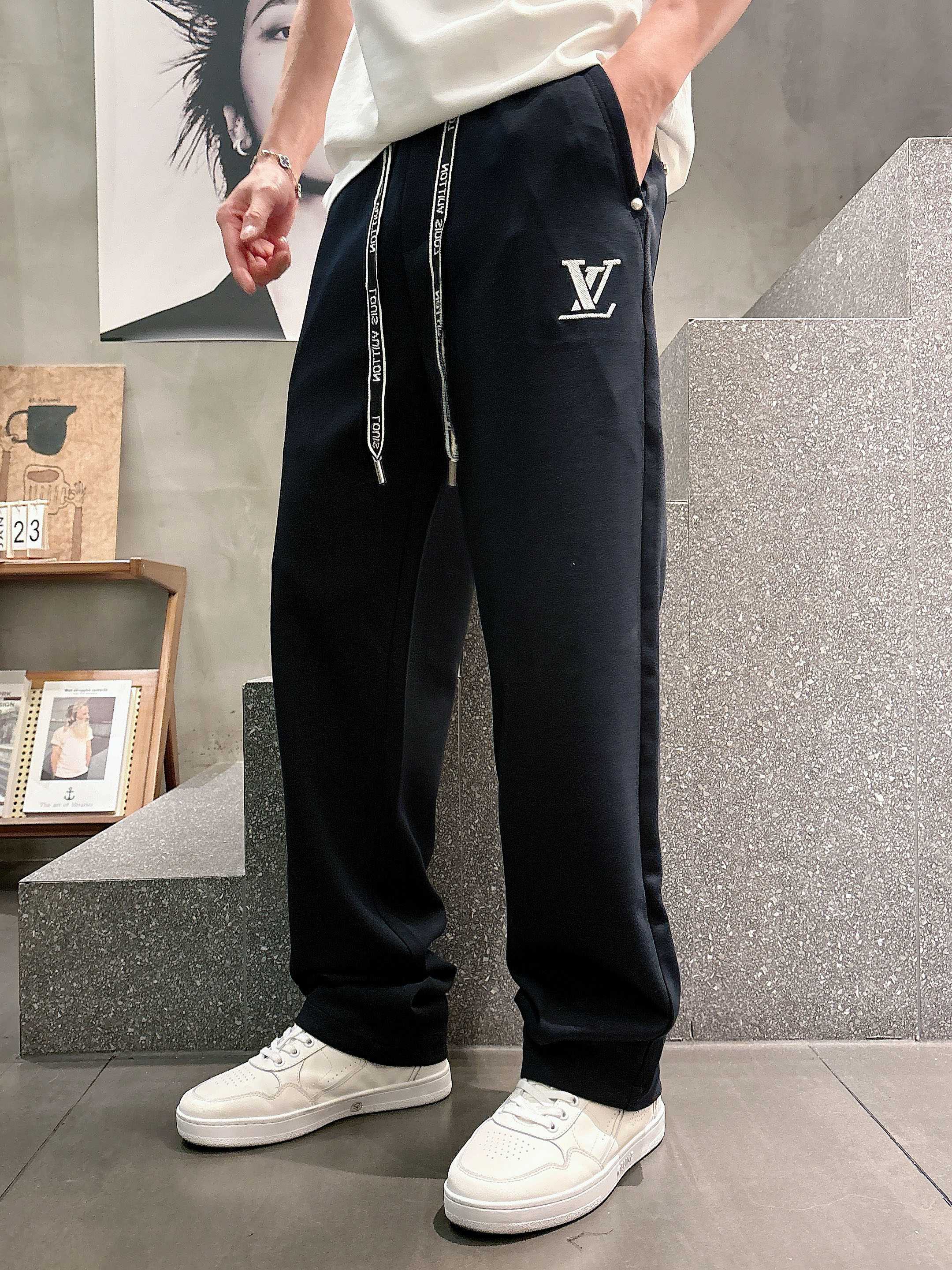 PLv 2026春夏新款铜氨丝莫代尔空气层休闲卫裤，裤身上刺绣标志性品牌标识，客供定制品牌刻印五金配件，
