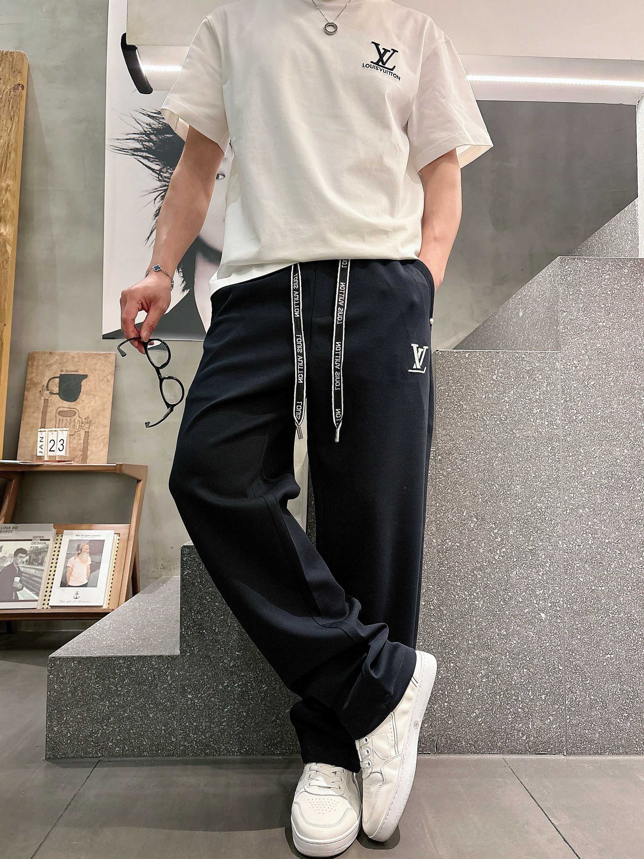 PLv 2026春夏新款铜氨丝莫代尔空气层休闲卫裤，裤身上刺绣标志性品牌标识，客供定制品牌刻印五金配件，