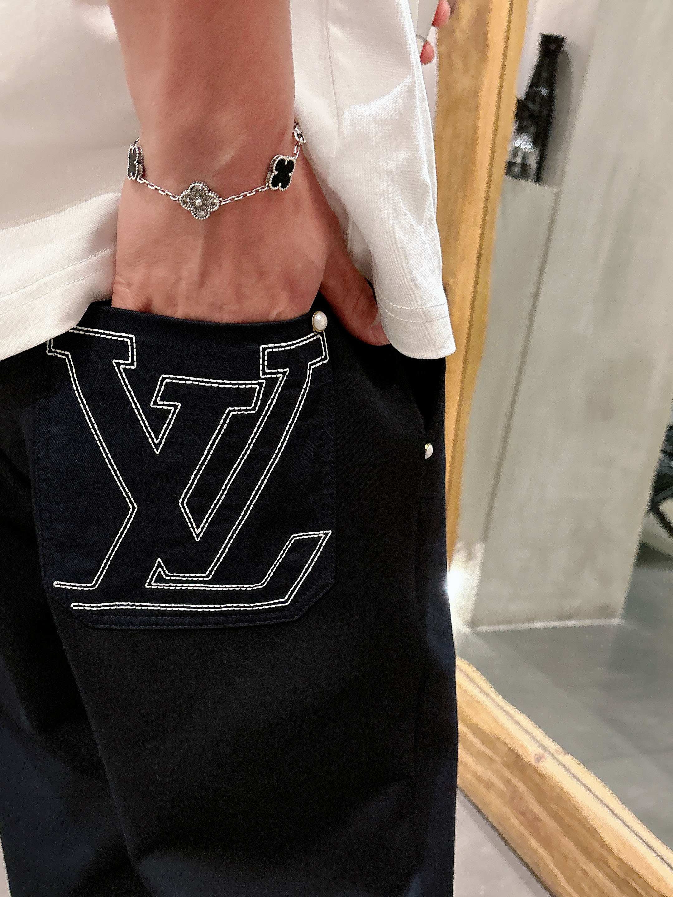 PLv 2026春夏新款铜氨丝莫代尔空气层休闲卫裤，裤身上刺绣标志性品牌标识，客供定制品牌刻印五金配件，