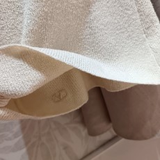 现货‼️‼️/标识绣花背心✨真丝亚麻合股混纺纱线,亲肤感拉满,大货我们定染的颜色很接近,杏色带米色调调的 现货‼️‼️/标识绣花背心✨真丝亚麻合股混纺纱线,亲肤感拉满,大货我们定染的颜色很接近,杏色带米色调调的