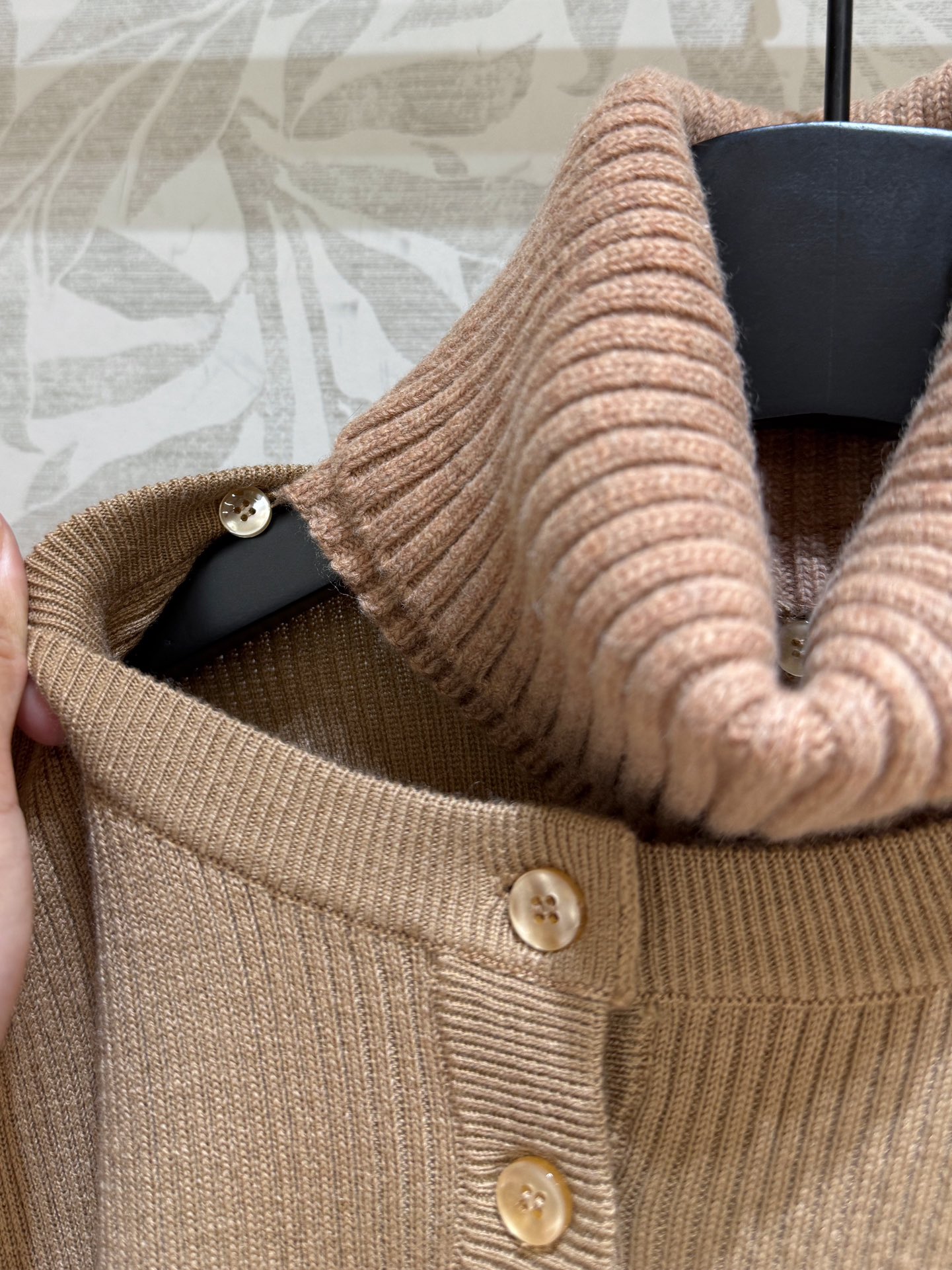 Fashion Tips: Versatile One-Size-Fits-All Sweater in Dark Colors for Asian Skin - 图片 3